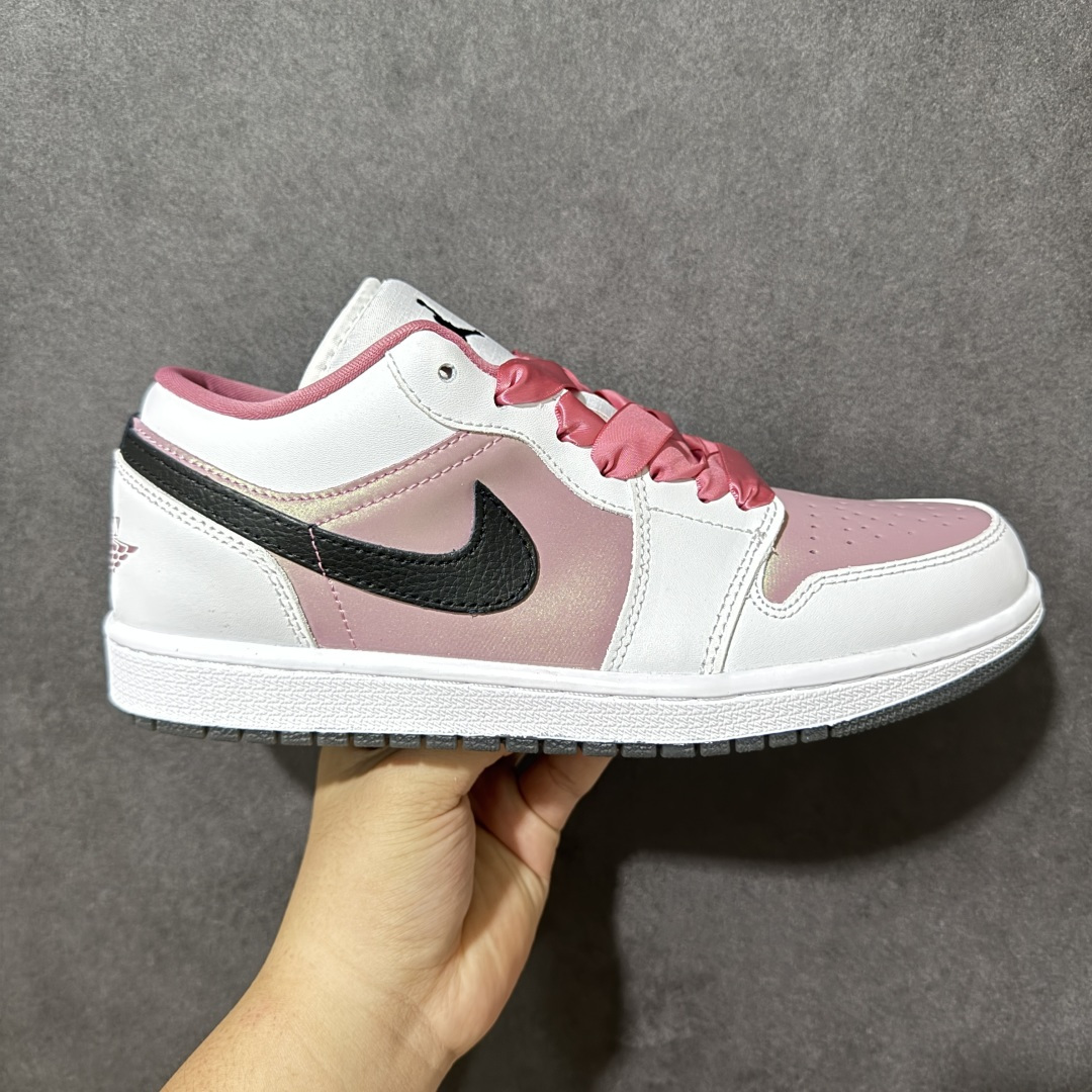 【公司级】甜酷少女 百搭神鞋 AIR JORDAN 1，低帮版型简约灵动，白粉棕撞色温柔耐看，绸缎鞋带搭配金属R吊坠氛围感拉满。细腻皮革打造舒适鞋身，鞋型修饰脚型不臃肿，扎实中底兼顾支撑与柔韧，不管搭配裙子还是休闲裤都很出彩，清新配色日常出街首选。 货号：IO0668-100 尺码：36 36.5 37.5 38 38.5 39 40 40.5 41 42 42.5 43 44 44.5 45-选品中心