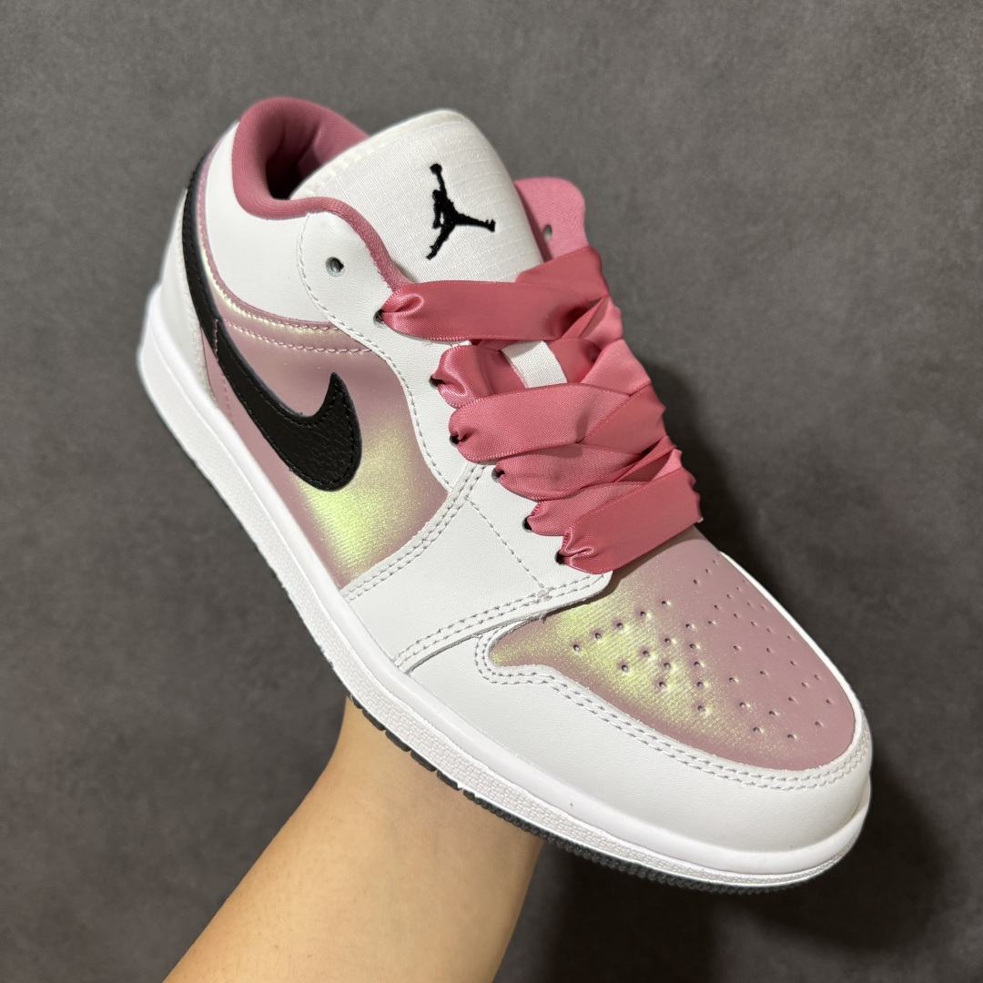 图片[3]-【公司级】甜酷少女 百搭神鞋 AIR JORDAN 1，低帮版型简约灵动，白粉棕撞色温柔耐看，绸缎鞋带搭配金属R吊坠氛围感拉满。细腻皮革打造舒适鞋身，鞋型修饰脚型不臃肿，扎实中底兼顾支撑与柔韧，不管搭配裙子还是休闲裤都很出彩，清新配色日常出街首选。 货号：IO0668-100 尺码：36 36.5 37.5 38 38.5 39 40 40.5 41 42 42.5 43 44 44.5 45-选品中心