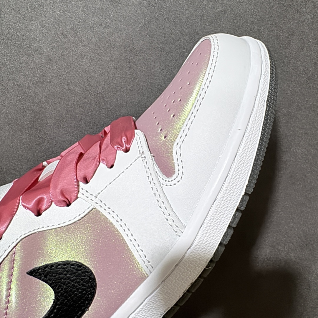 图片[8]-【公司级】甜酷少女 百搭神鞋 AIR JORDAN 1，低帮版型简约灵动，白粉棕撞色温柔耐看，绸缎鞋带搭配金属R吊坠氛围感拉满。细腻皮革打造舒适鞋身，鞋型修饰脚型不臃肿，扎实中底兼顾支撑与柔韧，不管搭配裙子还是休闲裤都很出彩，清新配色日常出街首选。 货号：IO0668-100 尺码：36 36.5 37.5 38 38.5 39 40 40.5 41 42 42.5 43 44 44.5 45-选品中心
