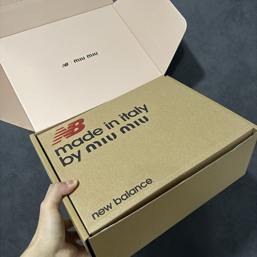 图片[10]-【海淘礼盒版】Miumiu x New Balance NB530 新百伦缪缪联名款复古运动鞋 全套原楦原纸板原厂数据开发 原厂三文治网纱 原装进口羊皮加羊反绒正确绒感卡色 正确中底拉帮中底纸板满印细节 冲裁组合 匠心打造 耗时两个月开发完成 工艺极其复杂难度可想而知 新开独立私模大底 全网唯一正确私模大底 高端零售专供产物 这双变奏版本的530 SL 有着抢眼的双鞋带系统 以撞色的拼接感带出不同以往的风格 同时透过网眼面料与麂皮呈现复古质地 除了极为受到欢迎的棕色调之外 还推出了轻盈的裸白色系 而双方的联名徽标则展现在鞋舌以及内里衬底之上 搭配棉质和皮革的双重鞋带设计呈现出不俗的质感 此番的一大亮点就是将原来的ABZORB 鞋底更换为超薄外底 诠释Y2K风造型 鞋舌上的\”MiuMiu\”和\”NB\”Logo彰显联名身份 整双鞋带来浓浓的复古氛围 尺码：35-45-选品中心