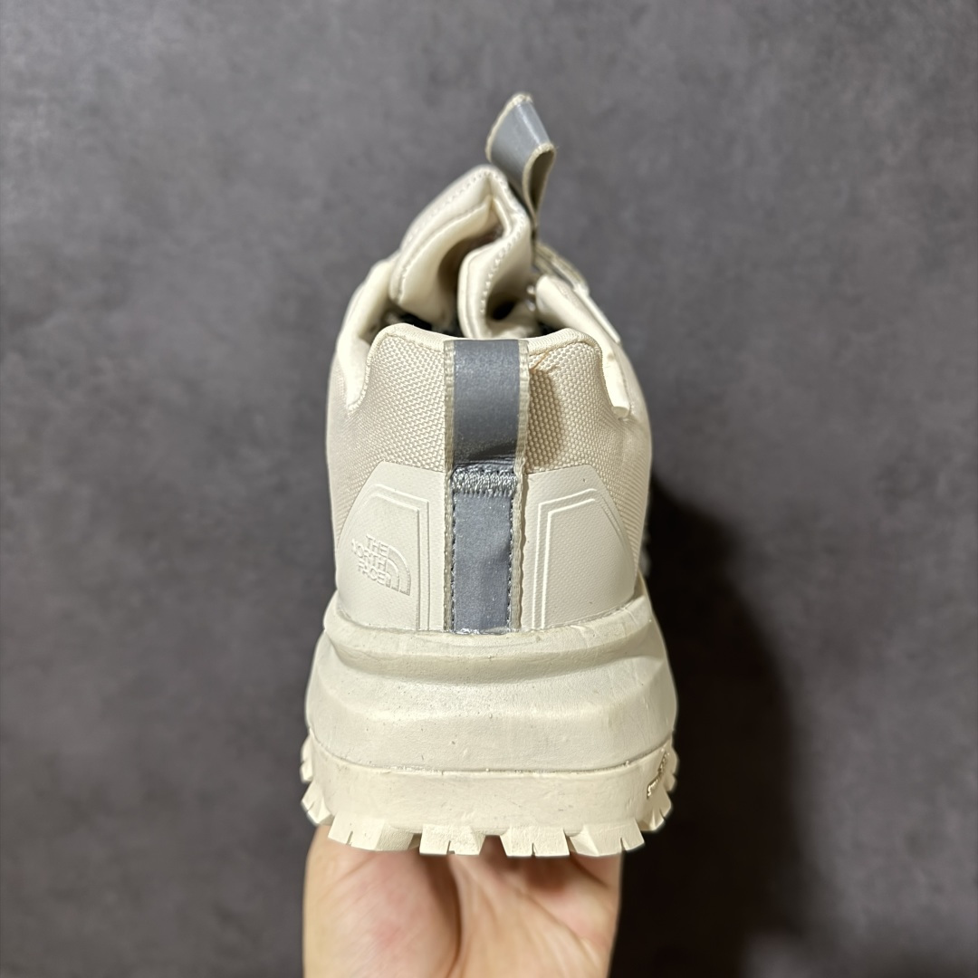 图片[4]-【公司级】北面The North Face Offtrail Tech GORE-TEX是北面推出的‌男款防水机能徒步/越野鞋‌，核心搭载‌GORE-TEX 防水透气膜‌与‌Surface CTRL®防滑大底‌，定位‌城市通勤与轻越野兼顾的耐用型鞋款‌。‌防水技术‌：采用‌不含 PFAS 的 GORE-TEX 薄膜‌（部分为三层结构），实现全天候防水透气；‌外底系统‌：‌Surface CTRL®橡胶大底‌，含约‌5mm 高抓地齿耳‌，兼顾湿滑路面与碎石地形牵引力；‌鞋面防护‌：前掌覆盖‌CORDURA®防撕裂面料‌，搭配‌Ballistic 橡胶鞋头‌及 TPU 加固，抗刮擦性强；‌支撑结构‌：内置‌SkyCore 一体式鞋头‌、加固后跟杯及适度落差（约‌4-6mm‌），提供稳定包裹与缓震。 货号：NF0A8ADYCII-085 尺码：40-45-选品中心
