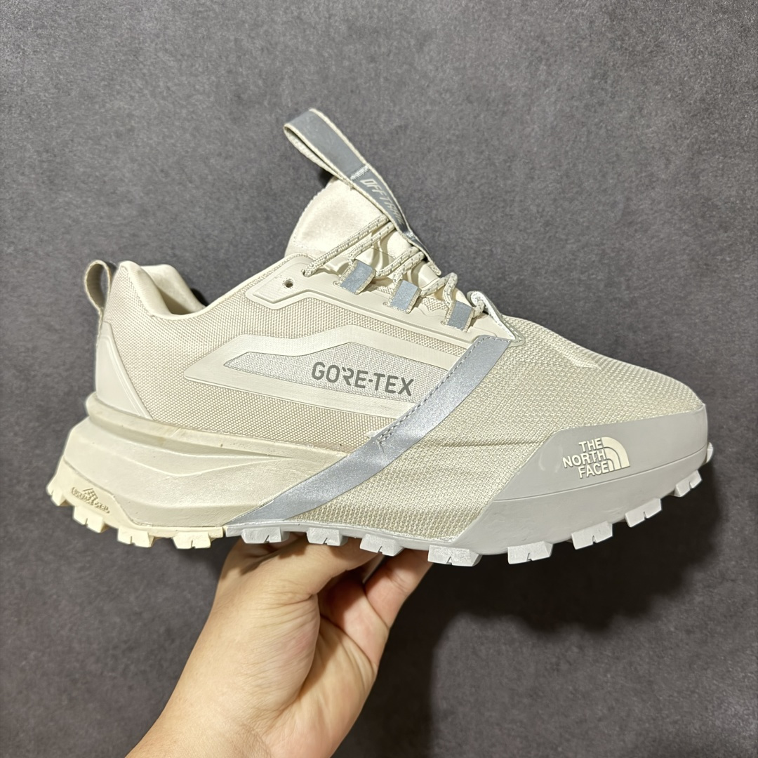 【公司级】北面The North Face Offtrail Tech GORE-TEX是北面推出的‌男款防水机能徒步/越野鞋‌，核心搭载‌GORE-TEX 防水透气膜‌与‌Surface CTRL®防滑大底‌，定位‌城市通勤与轻越野兼顾的耐用型鞋款‌。‌防水技术‌：采用‌不含 PFAS 的 GORE-TEX 薄膜‌（部分为三层结构），实现全天候防水透气；‌外底系统‌：‌Surface CTRL®橡胶大底‌，含约‌5mm 高抓地齿耳‌，兼顾湿滑路面与碎石地形牵引力；‌鞋面防护‌：前掌覆盖‌CORDURA®防撕裂面料‌，搭配‌Ballistic 橡胶鞋头‌及 TPU 加固，抗刮擦性强；‌支撑结构‌：内置‌SkyCore 一体式鞋头‌、加固后跟杯及适度落差（约‌4-6mm‌），提供稳定包裹与缓震。 货号：NF0A8ADYCII-085 尺码：40-45-选品中心