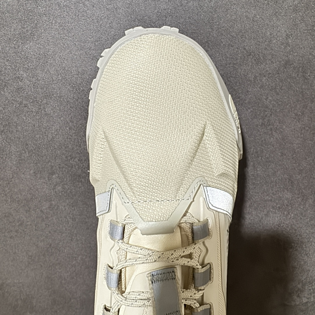 图片[5]-【公司级】北面The North Face Offtrail Tech GORE-TEX是北面推出的‌男款防水机能徒步/越野鞋‌，核心搭载‌GORE-TEX 防水透气膜‌与‌Surface CTRL®防滑大底‌，定位‌城市通勤与轻越野兼顾的耐用型鞋款‌。‌防水技术‌：采用‌不含 PFAS 的 GORE-TEX 薄膜‌（部分为三层结构），实现全天候防水透气；‌外底系统‌：‌Surface CTRL®橡胶大底‌，含约‌5mm 高抓地齿耳‌，兼顾湿滑路面与碎石地形牵引力；‌鞋面防护‌：前掌覆盖‌CORDURA®防撕裂面料‌，搭配‌Ballistic 橡胶鞋头‌及 TPU 加固，抗刮擦性强；‌支撑结构‌：内置‌SkyCore 一体式鞋头‌、加固后跟杯及适度落差（约‌4-6mm‌），提供稳定包裹与缓震。 货号：NF0A8ADYCII-085 尺码：40-45-选品中心