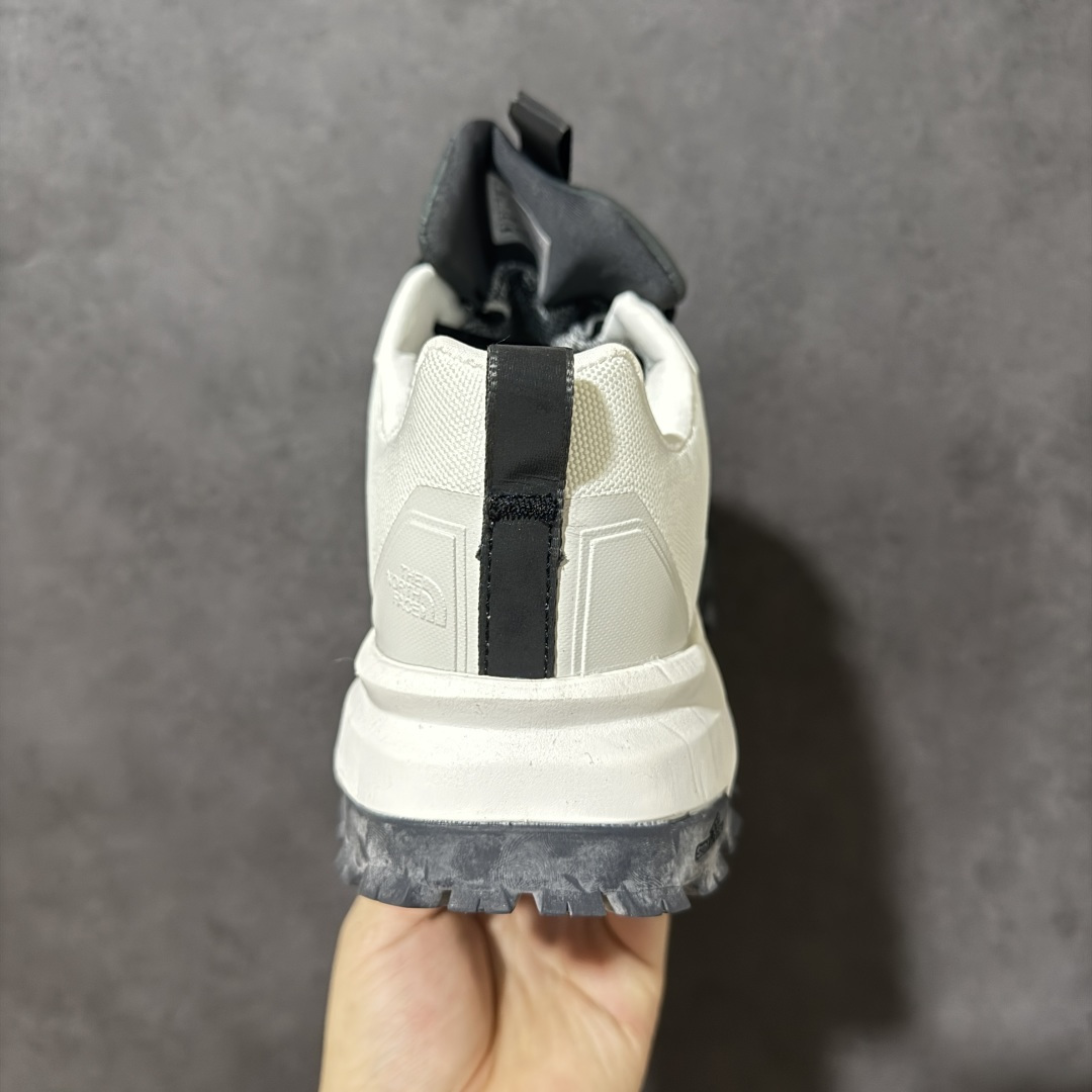 图片[4]-【公司级】北面The North Face Offtrail Tech GORE-TEX是北面推出的‌男款防水机能徒步/越野鞋‌，核心搭载‌GORE-TEX 防水透气膜‌与‌Surface CTRL®防滑大底‌，定位‌城市通勤与轻越野兼顾的耐用型鞋款‌。‌防水技术‌：采用‌不含 PFAS 的 GORE-TEX 薄膜‌（部分为三层结构），实现全天候防水透气；‌外底系统‌：‌Surface CTRL®橡胶大底‌，含约‌5mm 高抓地齿耳‌，兼顾湿滑路面与碎石地形牵引力；‌鞋面防护‌：前掌覆盖‌CORDURA®防撕裂面料‌，搭配‌Ballistic 橡胶鞋头‌及 TPU 加固，抗刮擦性强；‌支撑结构‌：内置‌SkyCore 一体式鞋头‌、加固后跟杯及适度落差（约‌4-6mm‌），提供稳定包裹与缓震。 货号：NF0A8ADYCII-085 尺码：40-45-选品中心