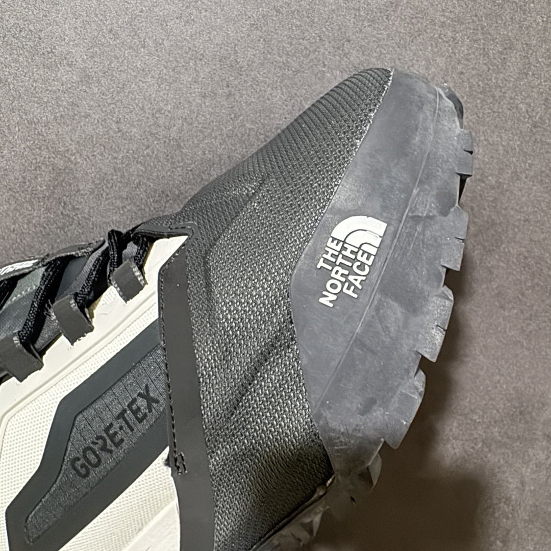 图片[8]-【公司级】北面The North Face Offtrail Tech GORE-TEX是北面推出的‌男款防水机能徒步/越野鞋‌，核心搭载‌GORE-TEX 防水透气膜‌与‌Surface CTRL®防滑大底‌，定位‌城市通勤与轻越野兼顾的耐用型鞋款‌。‌防水技术‌：采用‌不含 PFAS 的 GORE-TEX 薄膜‌（部分为三层结构），实现全天候防水透气；‌外底系统‌：‌Surface CTRL®橡胶大底‌，含约‌5mm 高抓地齿耳‌，兼顾湿滑路面与碎石地形牵引力；‌鞋面防护‌：前掌覆盖‌CORDURA®防撕裂面料‌，搭配‌Ballistic 橡胶鞋头‌及 TPU 加固，抗刮擦性强；‌支撑结构‌：内置‌SkyCore 一体式鞋头‌、加固后跟杯及适度落差（约‌4-6mm‌），提供稳定包裹与缓震。 货号：NF0A8ADYCII-085 尺码：40-45-选品中心