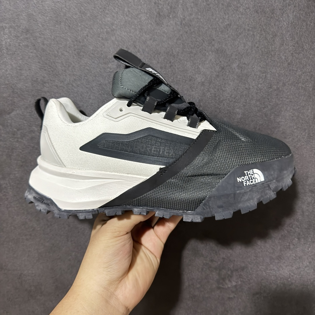 【公司级】北面The North Face Offtrail Tech GORE-TEX是北面推出的‌男款防水机能徒步/越野鞋‌，核心搭载‌GORE-TEX 防水透气膜‌与‌Surface CTRL®防滑大底‌，定位‌城市通勤与轻越野兼顾的耐用型鞋款‌。‌防水技术‌：采用‌不含 PFAS 的 GORE-TEX 薄膜‌（部分为三层结构），实现全天候防水透气；‌外底系统‌：‌Surface CTRL®橡胶大底‌，含约‌5mm 高抓地齿耳‌，兼顾湿滑路面与碎石地形牵引力；‌鞋面防护‌：前掌覆盖‌CORDURA®防撕裂面料‌，搭配‌Ballistic 橡胶鞋头‌及 TPU 加固，抗刮擦性强；‌支撑结构‌：内置‌SkyCore 一体式鞋头‌、加固后跟杯及适度落差（约‌4-6mm‌），提供稳定包裹与缓震。 货号：NF0A8ADYCII-085 尺码：40-45-选品中心