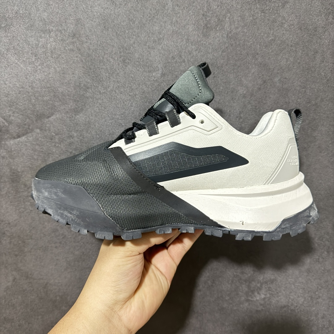 图片[2]-【公司级】北面The North Face Offtrail Tech GORE-TEX是北面推出的‌男款防水机能徒步/越野鞋‌，核心搭载‌GORE-TEX 防水透气膜‌与‌Surface CTRL®防滑大底‌，定位‌城市通勤与轻越野兼顾的耐用型鞋款‌。‌防水技术‌：采用‌不含 PFAS 的 GORE-TEX 薄膜‌（部分为三层结构），实现全天候防水透气；‌外底系统‌：‌Surface CTRL®橡胶大底‌，含约‌5mm 高抓地齿耳‌，兼顾湿滑路面与碎石地形牵引力；‌鞋面防护‌：前掌覆盖‌CORDURA®防撕裂面料‌，搭配‌Ballistic 橡胶鞋头‌及 TPU 加固，抗刮擦性强；‌支撑结构‌：内置‌SkyCore 一体式鞋头‌、加固后跟杯及适度落差（约‌4-6mm‌），提供稳定包裹与缓震。 货号：NF0A8ADYCII-085 尺码：40-45-选品中心