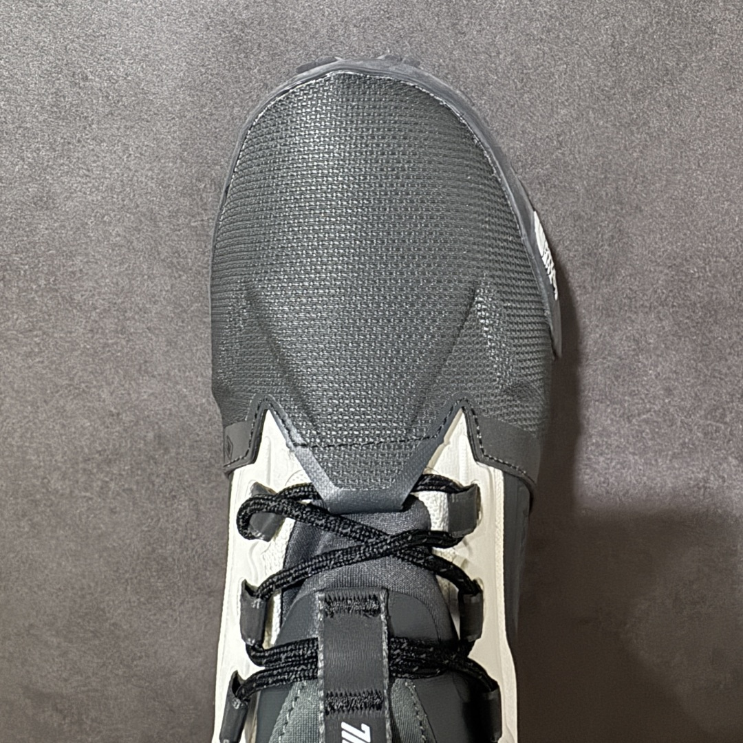 图片[5]-【公司级】北面The North Face Offtrail Tech GORE-TEX是北面推出的‌男款防水机能徒步/越野鞋‌，核心搭载‌GORE-TEX 防水透气膜‌与‌Surface CTRL®防滑大底‌，定位‌城市通勤与轻越野兼顾的耐用型鞋款‌。‌防水技术‌：采用‌不含 PFAS 的 GORE-TEX 薄膜‌（部分为三层结构），实现全天候防水透气；‌外底系统‌：‌Surface CTRL®橡胶大底‌，含约‌5mm 高抓地齿耳‌，兼顾湿滑路面与碎石地形牵引力；‌鞋面防护‌：前掌覆盖‌CORDURA®防撕裂面料‌，搭配‌Ballistic 橡胶鞋头‌及 TPU 加固，抗刮擦性强；‌支撑结构‌：内置‌SkyCore 一体式鞋头‌、加固后跟杯及适度落差（约‌4-6mm‌），提供稳定包裹与缓震。 货号：NF0A8ADYCII-085 尺码：40-45-选品中心