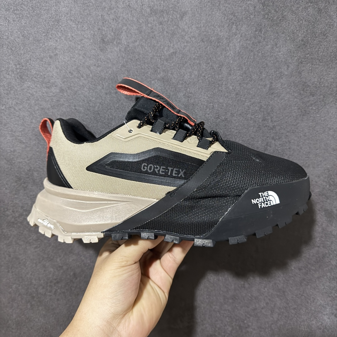 【公司级】北面The North Face Offtrail Tech GORE-TEX是北面推出的‌男款防水机能徒步/越野鞋‌，核心搭载‌GORE-TEX 防水透气膜‌与‌Surface CTRL®防滑大底‌，定位‌城市通勤与轻越野兼顾的耐用型鞋款‌。‌防水技术‌：采用‌不含 PFAS 的 GORE-TEX 薄膜‌（部分为三层结构），实现全天候防水透气；‌外底系统‌：‌Surface CTRL®橡胶大底‌，含约‌5mm 高抓地齿耳‌，兼顾湿滑路面与碎石地形牵引力；‌鞋面防护‌：前掌覆盖‌CORDURA®防撕裂面料‌，搭配‌Ballistic 橡胶鞋头‌及 TPU 加固，抗刮擦性强；‌支撑结构‌：内置‌SkyCore 一体式鞋头‌、加固后跟杯及适度落差（约‌4-6mm‌），提供稳定包裹与缓震。 货号：NF0A8ADYCII-085 尺码：40-45-选品中心