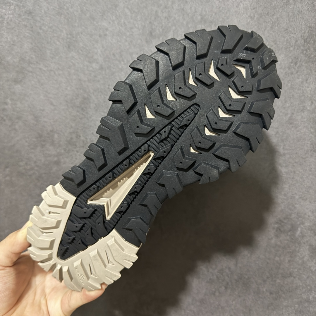 图片[8]-【公司级】北面The North Face Offtrail Tech GORE-TEX是北面推出的‌男款防水机能徒步/越野鞋‌，核心搭载‌GORE-TEX 防水透气膜‌与‌Surface CTRL®防滑大底‌，定位‌城市通勤与轻越野兼顾的耐用型鞋款‌。‌防水技术‌：采用‌不含 PFAS 的 GORE-TEX 薄膜‌（部分为三层结构），实现全天候防水透气；‌外底系统‌：‌Surface CTRL®橡胶大底‌，含约‌5mm 高抓地齿耳‌，兼顾湿滑路面与碎石地形牵引力；‌鞋面防护‌：前掌覆盖‌CORDURA®防撕裂面料‌，搭配‌Ballistic 橡胶鞋头‌及 TPU 加固，抗刮擦性强；‌支撑结构‌：内置‌SkyCore 一体式鞋头‌、加固后跟杯及适度落差（约‌4-6mm‌），提供稳定包裹与缓震。 货号：NF0A8ADYCII-085 尺码：40-45-选品中心