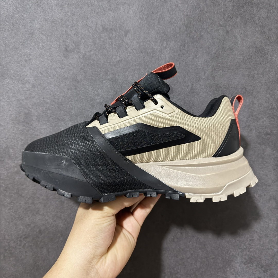 图片[2]-【公司级】北面The North Face Offtrail Tech GORE-TEX是北面推出的‌男款防水机能徒步/越野鞋‌，核心搭载‌GORE-TEX 防水透气膜‌与‌Surface CTRL®防滑大底‌，定位‌城市通勤与轻越野兼顾的耐用型鞋款‌。‌防水技术‌：采用‌不含 PFAS 的 GORE-TEX 薄膜‌（部分为三层结构），实现全天候防水透气；‌外底系统‌：‌Surface CTRL®橡胶大底‌，含约‌5mm 高抓地齿耳‌，兼顾湿滑路面与碎石地形牵引力；‌鞋面防护‌：前掌覆盖‌CORDURA®防撕裂面料‌，搭配‌Ballistic 橡胶鞋头‌及 TPU 加固，抗刮擦性强；‌支撑结构‌：内置‌SkyCore 一体式鞋头‌、加固后跟杯及适度落差（约‌4-6mm‌），提供稳定包裹与缓震。 货号：NF0A8ADYCII-085 尺码：40-45-选品中心