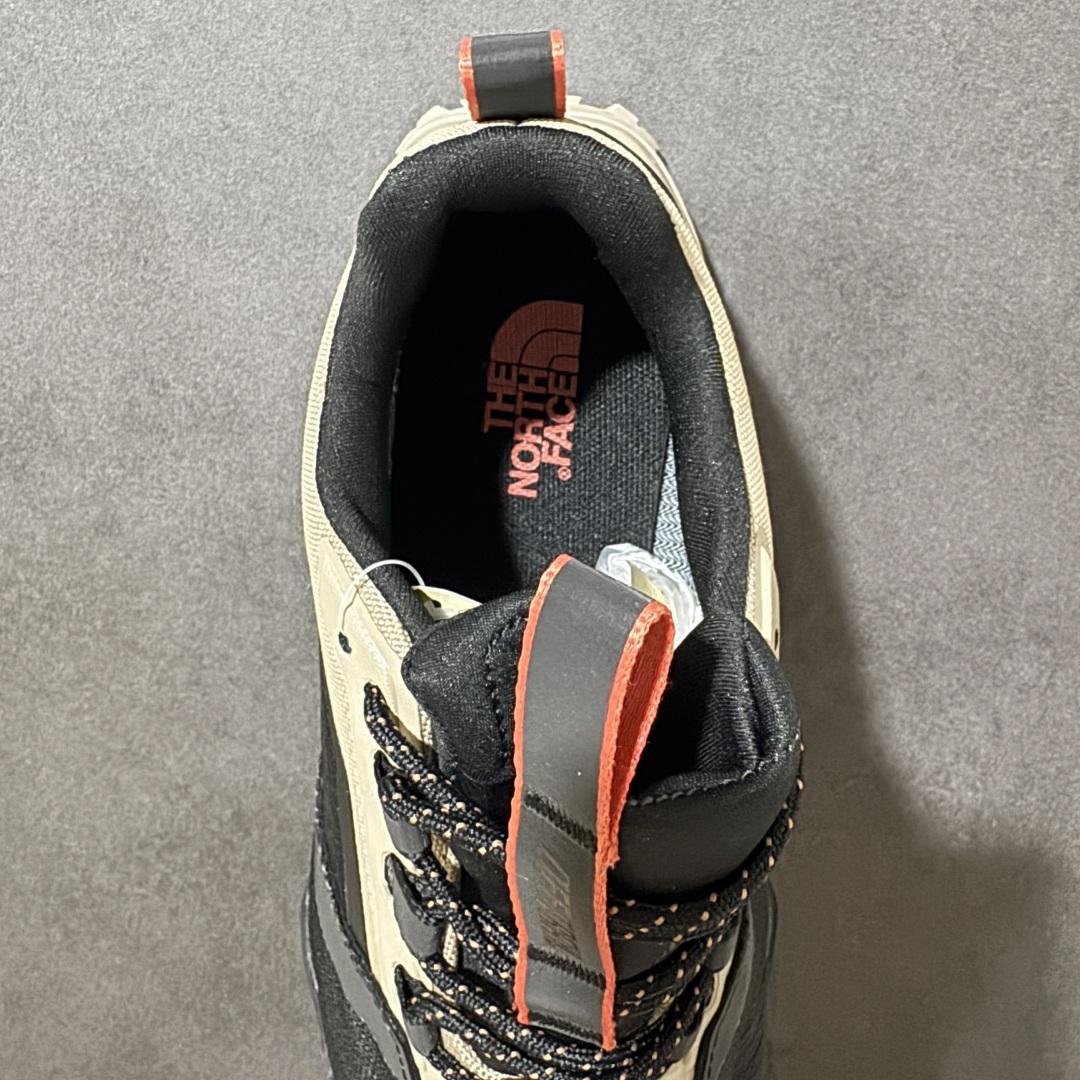 图片[5]-【公司级】北面The North Face Offtrail Tech GORE-TEX是北面推出的‌男款防水机能徒步/越野鞋‌，核心搭载‌GORE-TEX 防水透气膜‌与‌Surface CTRL®防滑大底‌，定位‌城市通勤与轻越野兼顾的耐用型鞋款‌。‌防水技术‌：采用‌不含 PFAS 的 GORE-TEX 薄膜‌（部分为三层结构），实现全天候防水透气；‌外底系统‌：‌Surface CTRL®橡胶大底‌，含约‌5mm 高抓地齿耳‌，兼顾湿滑路面与碎石地形牵引力；‌鞋面防护‌：前掌覆盖‌CORDURA®防撕裂面料‌，搭配‌Ballistic 橡胶鞋头‌及 TPU 加固，抗刮擦性强；‌支撑结构‌：内置‌SkyCore 一体式鞋头‌、加固后跟杯及适度落差（约‌4-6mm‌），提供稳定包裹与缓震。 货号：NF0A8ADYCII-085 尺码：40-45-选品中心