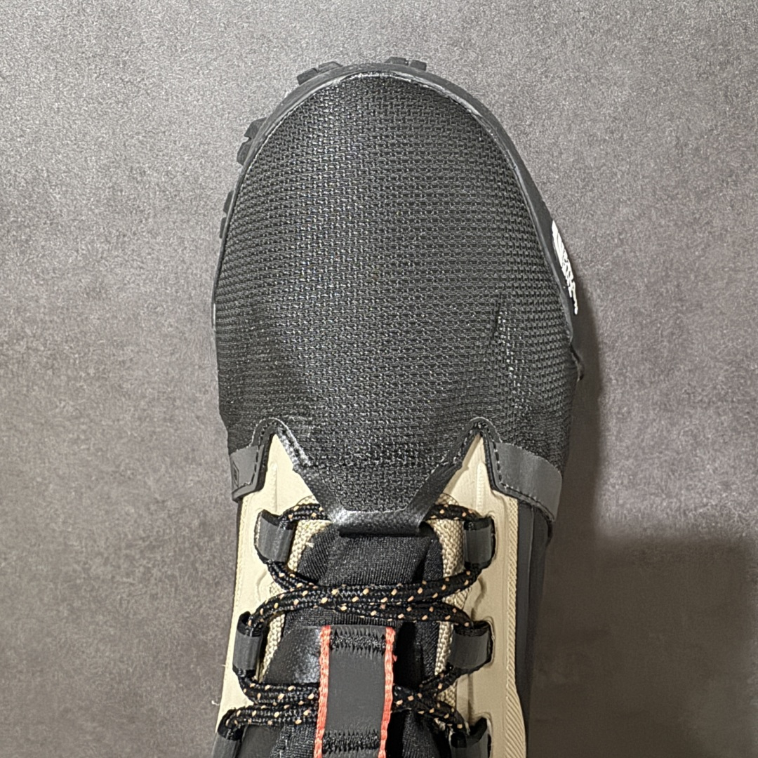 图片[4]-【公司级】北面The North Face Offtrail Tech GORE-TEX是北面推出的‌男款防水机能徒步/越野鞋‌，核心搭载‌GORE-TEX 防水透气膜‌与‌Surface CTRL®防滑大底‌，定位‌城市通勤与轻越野兼顾的耐用型鞋款‌。‌防水技术‌：采用‌不含 PFAS 的 GORE-TEX 薄膜‌（部分为三层结构），实现全天候防水透气；‌外底系统‌：‌Surface CTRL®橡胶大底‌，含约‌5mm 高抓地齿耳‌，兼顾湿滑路面与碎石地形牵引力；‌鞋面防护‌：前掌覆盖‌CORDURA®防撕裂面料‌，搭配‌Ballistic 橡胶鞋头‌及 TPU 加固，抗刮擦性强；‌支撑结构‌：内置‌SkyCore 一体式鞋头‌、加固后跟杯及适度落差（约‌4-6mm‌），提供稳定包裹与缓震。 货号：NF0A8ADYCII-085 尺码：40-45-选品中心