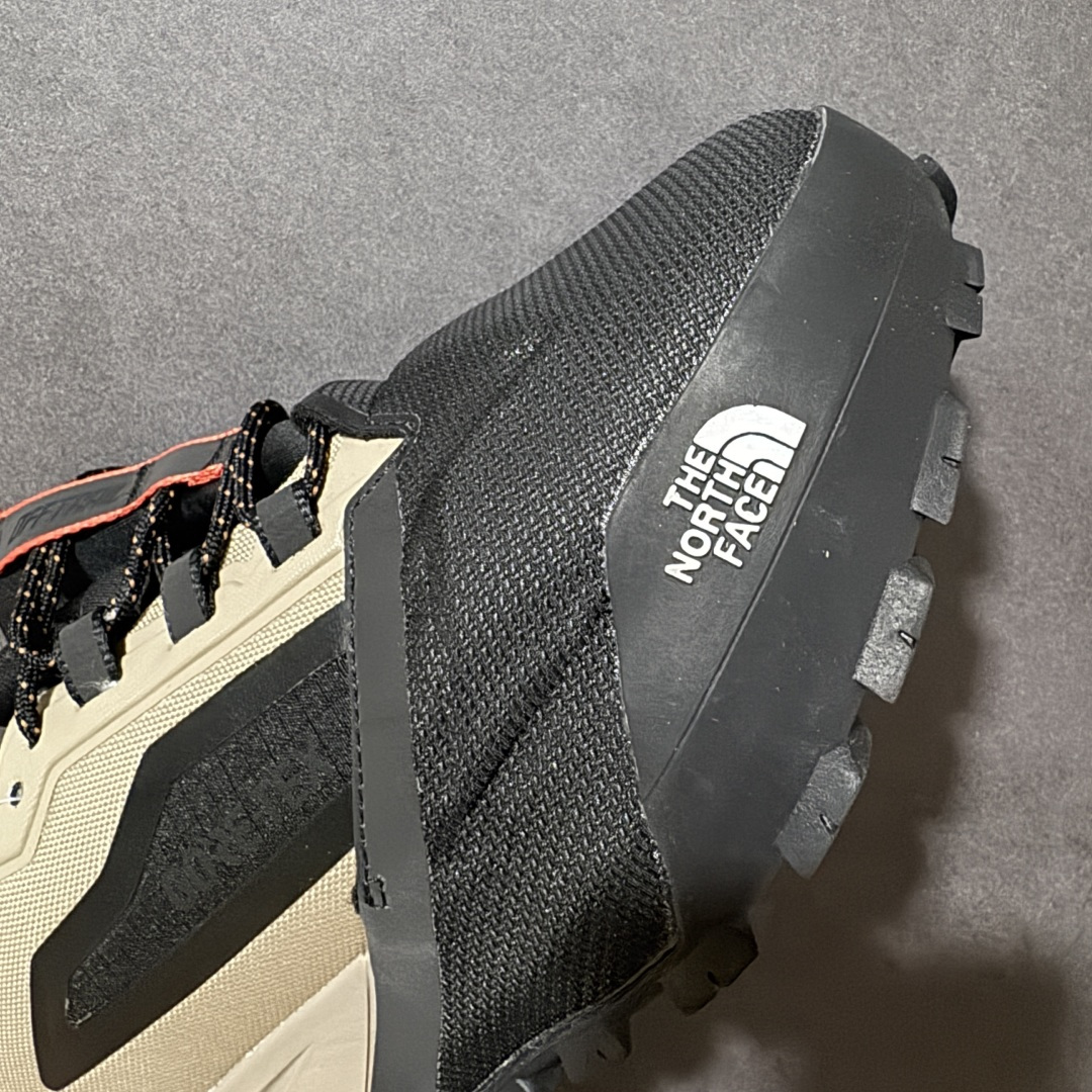 图片[7]-【公司级】北面The North Face Offtrail Tech GORE-TEX是北面推出的‌男款防水机能徒步/越野鞋‌，核心搭载‌GORE-TEX 防水透气膜‌与‌Surface CTRL®防滑大底‌，定位‌城市通勤与轻越野兼顾的耐用型鞋款‌。‌防水技术‌：采用‌不含 PFAS 的 GORE-TEX 薄膜‌（部分为三层结构），实现全天候防水透气；‌外底系统‌：‌Surface CTRL®橡胶大底‌，含约‌5mm 高抓地齿耳‌，兼顾湿滑路面与碎石地形牵引力；‌鞋面防护‌：前掌覆盖‌CORDURA®防撕裂面料‌，搭配‌Ballistic 橡胶鞋头‌及 TPU 加固，抗刮擦性强；‌支撑结构‌：内置‌SkyCore 一体式鞋头‌、加固后跟杯及适度落差（约‌4-6mm‌），提供稳定包裹与缓震。 货号：NF0A8ADYCII-085 尺码：40-45-选品中心