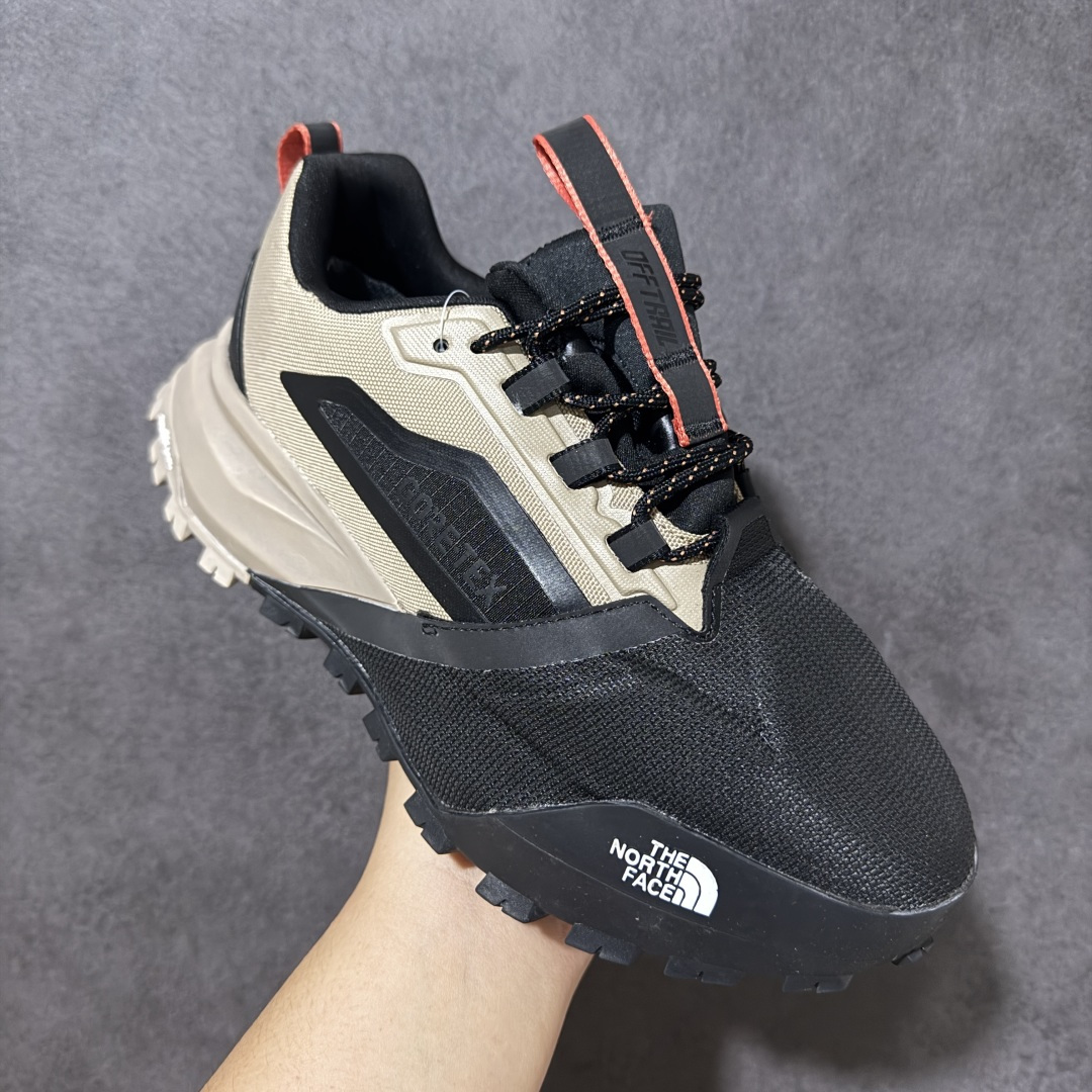 图片[3]-【公司级】北面The North Face Offtrail Tech GORE-TEX是北面推出的‌男款防水机能徒步/越野鞋‌，核心搭载‌GORE-TEX 防水透气膜‌与‌Surface CTRL®防滑大底‌，定位‌城市通勤与轻越野兼顾的耐用型鞋款‌。‌防水技术‌：采用‌不含 PFAS 的 GORE-TEX 薄膜‌（部分为三层结构），实现全天候防水透气；‌外底系统‌：‌Surface CTRL®橡胶大底‌，含约‌5mm 高抓地齿耳‌，兼顾湿滑路面与碎石地形牵引力；‌鞋面防护‌：前掌覆盖‌CORDURA®防撕裂面料‌，搭配‌Ballistic 橡胶鞋头‌及 TPU 加固，抗刮擦性强；‌支撑结构‌：内置‌SkyCore 一体式鞋头‌、加固后跟杯及适度落差（约‌4-6mm‌），提供稳定包裹与缓震。 货号：NF0A8ADYCII-085 尺码：40-45-选品中心