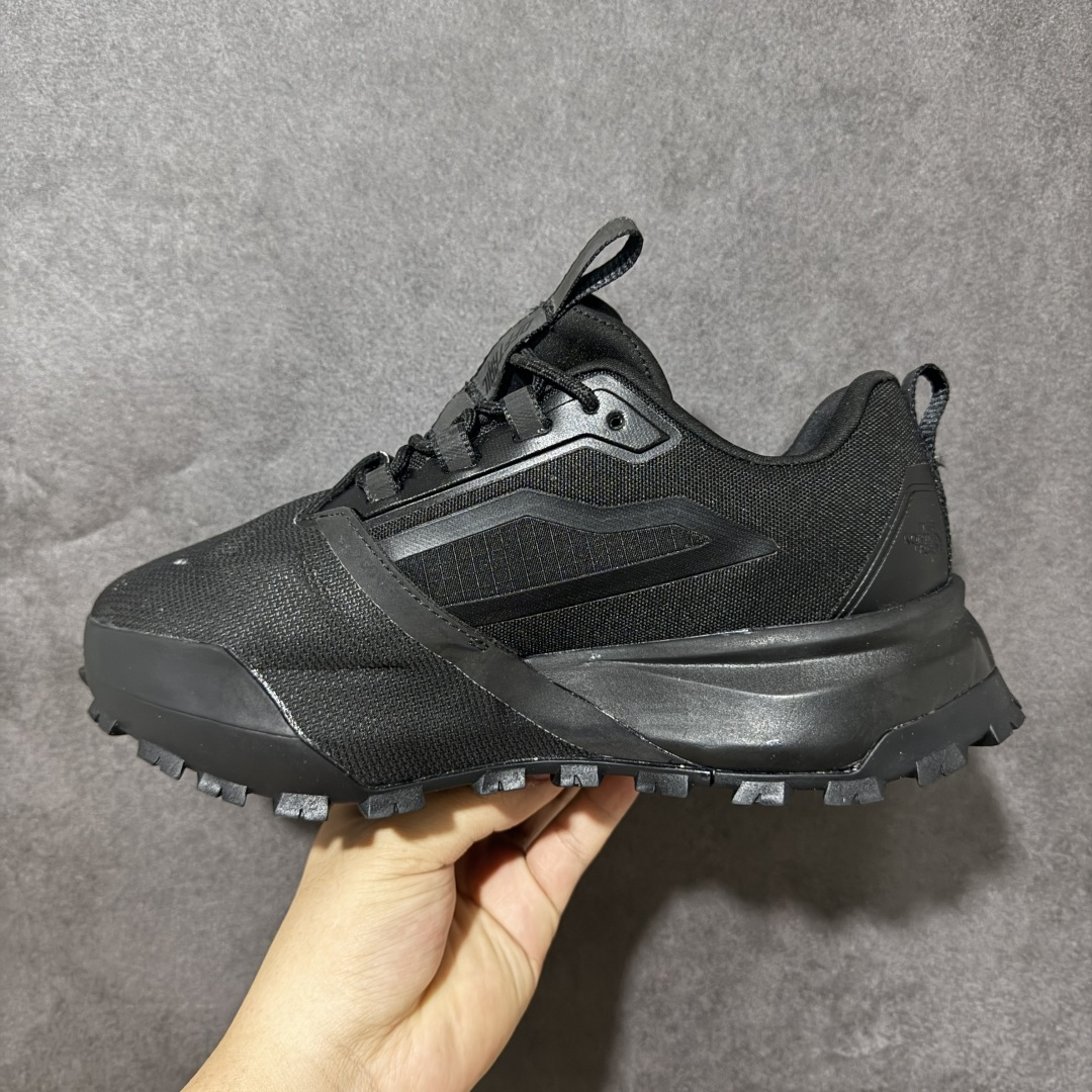 图片[2]-【公司级】北面The North Face Offtrail Tech GORE-TEX是北面推出的‌男款防水机能徒步/越野鞋‌，核心搭载‌GORE-TEX 防水透气膜‌与‌Surface CTRL®防滑大底‌，定位‌城市通勤与轻越野兼顾的耐用型鞋款‌。‌防水技术‌：采用‌不含 PFAS 的 GORE-TEX 薄膜‌（部分为三层结构），实现全天候防水透气；‌外底系统‌：‌Surface CTRL®橡胶大底‌，含约‌5mm 高抓地齿耳‌，兼顾湿滑路面与碎石地形牵引力；‌鞋面防护‌：前掌覆盖‌CORDURA®防撕裂面料‌，搭配‌Ballistic 橡胶鞋头‌及 TPU 加固，抗刮擦性强；‌支撑结构‌：内置‌SkyCore 一体式鞋头‌、加固后跟杯及适度落差（约‌4-6mm‌），提供稳定包裹与缓震。 货号：NF0A8ADYCII-085 尺码：40-45-选品中心