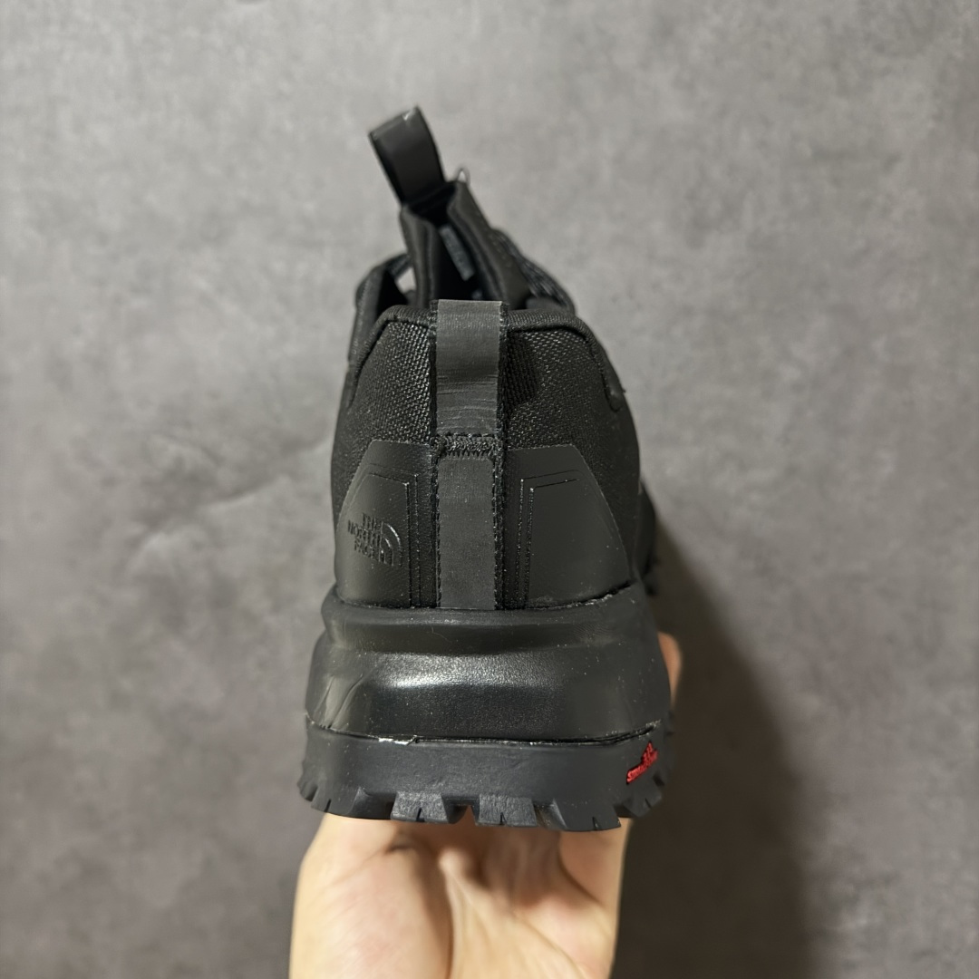 图片[4]-【公司级】北面The North Face Offtrail Tech GORE-TEX是北面推出的‌男款防水机能徒步/越野鞋‌，核心搭载‌GORE-TEX 防水透气膜‌与‌Surface CTRL®防滑大底‌，定位‌城市通勤与轻越野兼顾的耐用型鞋款‌。‌防水技术‌：采用‌不含 PFAS 的 GORE-TEX 薄膜‌（部分为三层结构），实现全天候防水透气；‌外底系统‌：‌Surface CTRL®橡胶大底‌，含约‌5mm 高抓地齿耳‌，兼顾湿滑路面与碎石地形牵引力；‌鞋面防护‌：前掌覆盖‌CORDURA®防撕裂面料‌，搭配‌Ballistic 橡胶鞋头‌及 TPU 加固，抗刮擦性强；‌支撑结构‌：内置‌SkyCore 一体式鞋头‌、加固后跟杯及适度落差（约‌4-6mm‌），提供稳定包裹与缓震。 货号：NF0A8ADYCII-085 尺码：40-45-选品中心