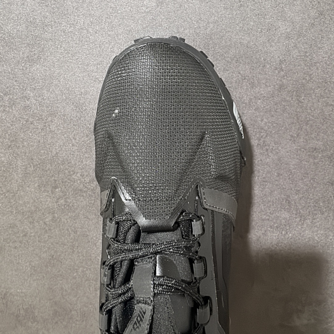 图片[5]-【公司级】北面The North Face Offtrail Tech GORE-TEX是北面推出的‌男款防水机能徒步/越野鞋‌，核心搭载‌GORE-TEX 防水透气膜‌与‌Surface CTRL®防滑大底‌，定位‌城市通勤与轻越野兼顾的耐用型鞋款‌。‌防水技术‌：采用‌不含 PFAS 的 GORE-TEX 薄膜‌（部分为三层结构），实现全天候防水透气；‌外底系统‌：‌Surface CTRL®橡胶大底‌，含约‌5mm 高抓地齿耳‌，兼顾湿滑路面与碎石地形牵引力；‌鞋面防护‌：前掌覆盖‌CORDURA®防撕裂面料‌，搭配‌Ballistic 橡胶鞋头‌及 TPU 加固，抗刮擦性强；‌支撑结构‌：内置‌SkyCore 一体式鞋头‌、加固后跟杯及适度落差（约‌4-6mm‌），提供稳定包裹与缓震。 货号：NF0A8ADYCII-085 尺码：40-45-选品中心