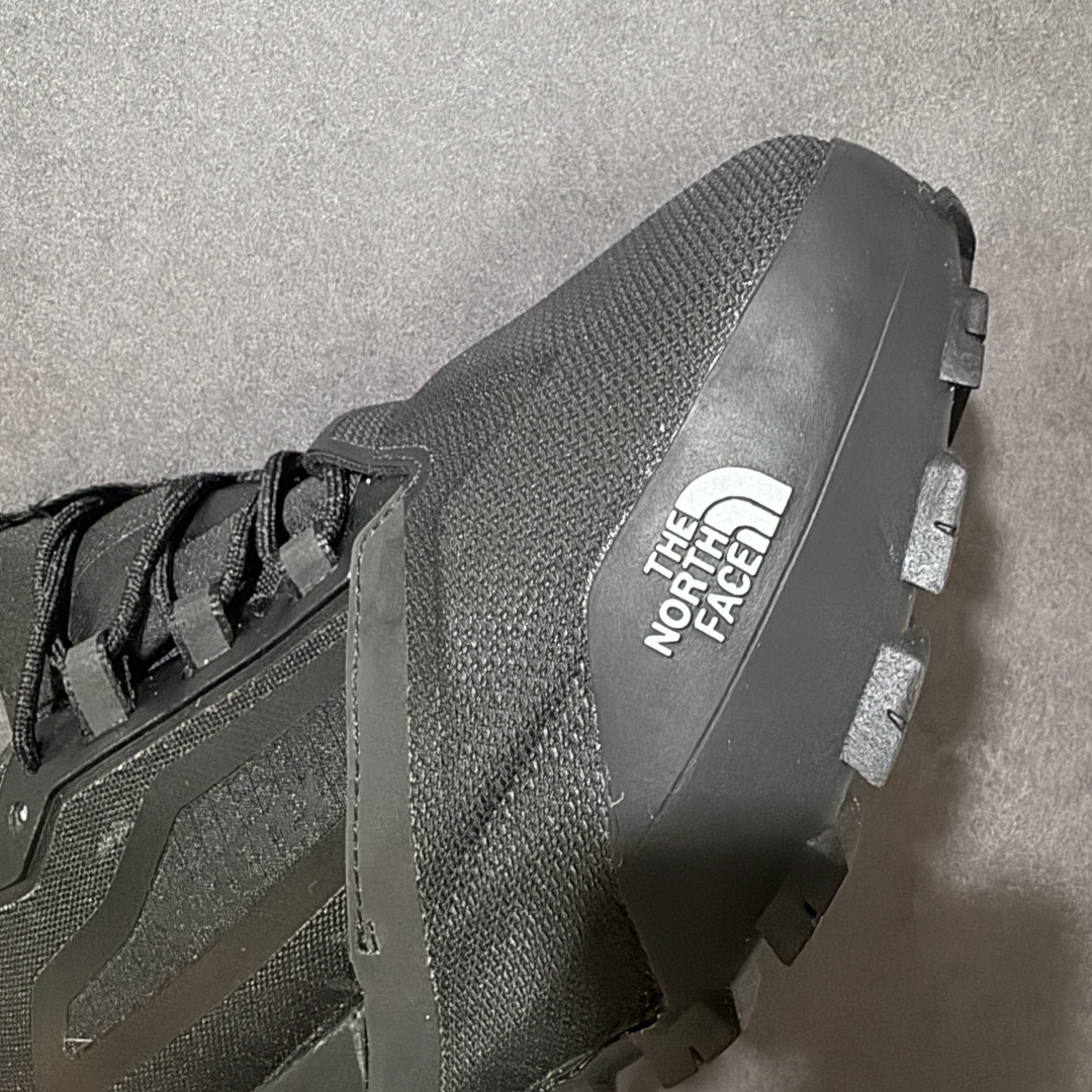 图片[8]-【公司级】北面The North Face Offtrail Tech GORE-TEX是北面推出的‌男款防水机能徒步/越野鞋‌，核心搭载‌GORE-TEX 防水透气膜‌与‌Surface CTRL®防滑大底‌，定位‌城市通勤与轻越野兼顾的耐用型鞋款‌。‌防水技术‌：采用‌不含 PFAS 的 GORE-TEX 薄膜‌（部分为三层结构），实现全天候防水透气；‌外底系统‌：‌Surface CTRL®橡胶大底‌，含约‌5mm 高抓地齿耳‌，兼顾湿滑路面与碎石地形牵引力；‌鞋面防护‌：前掌覆盖‌CORDURA®防撕裂面料‌，搭配‌Ballistic 橡胶鞋头‌及 TPU 加固，抗刮擦性强；‌支撑结构‌：内置‌SkyCore 一体式鞋头‌、加固后跟杯及适度落差（约‌4-6mm‌），提供稳定包裹与缓震。 货号：NF0A8ADYCII-085 尺码：40-45-选品中心