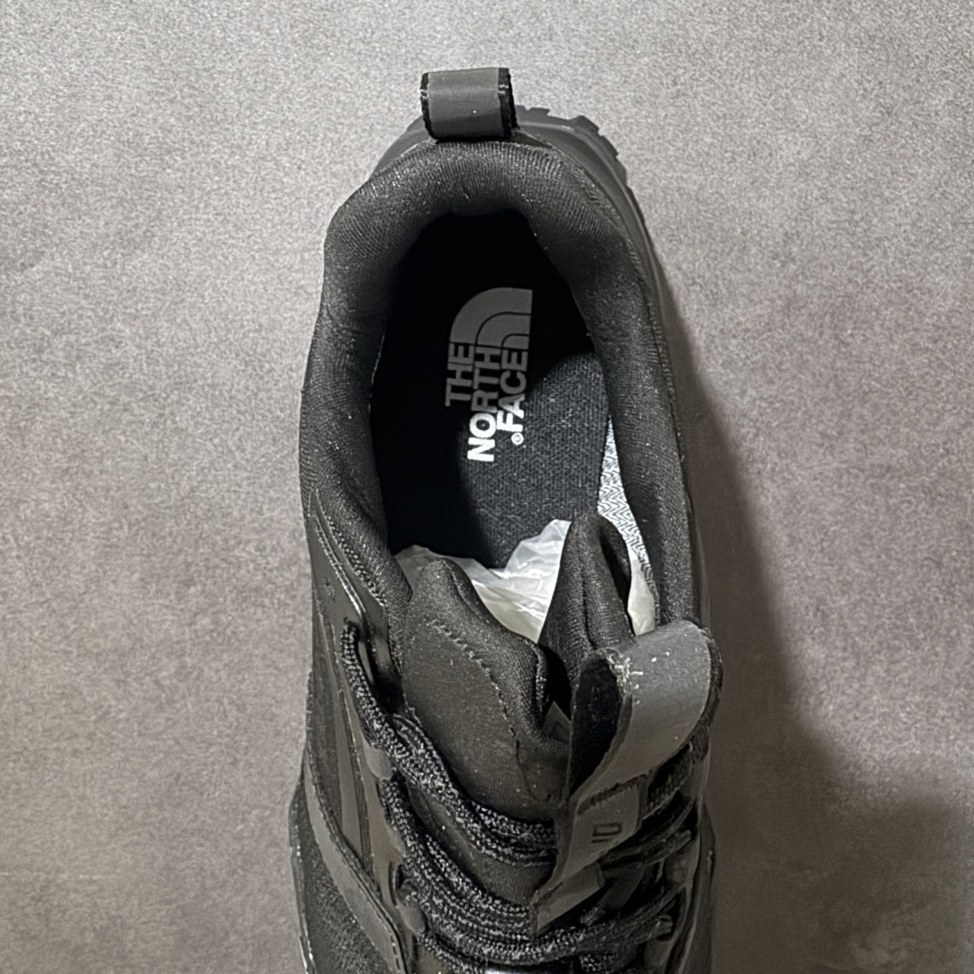 图片[6]-【公司级】北面The North Face Offtrail Tech GORE-TEX是北面推出的‌男款防水机能徒步/越野鞋‌，核心搭载‌GORE-TEX 防水透气膜‌与‌Surface CTRL®防滑大底‌，定位‌城市通勤与轻越野兼顾的耐用型鞋款‌。‌防水技术‌：采用‌不含 PFAS 的 GORE-TEX 薄膜‌（部分为三层结构），实现全天候防水透气；‌外底系统‌：‌Surface CTRL®橡胶大底‌，含约‌5mm 高抓地齿耳‌，兼顾湿滑路面与碎石地形牵引力；‌鞋面防护‌：前掌覆盖‌CORDURA®防撕裂面料‌，搭配‌Ballistic 橡胶鞋头‌及 TPU 加固，抗刮擦性强；‌支撑结构‌：内置‌SkyCore 一体式鞋头‌、加固后跟杯及适度落差（约‌4-6mm‌），提供稳定包裹与缓震。 货号：NF0A8ADYCII-085 尺码：40-45-选品中心