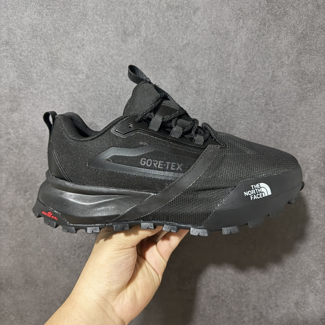 【公司级】北面The North Face Offtrail Tech GORE-TEX是北面推出的男款防水机能徒步/越野鞋,核心搭载GORE-TEX 防水透气膜与Surface CTRL®防滑大底,定位城市通勤与轻越野兼顾的耐用型鞋款。防水技术:采用不含 PFAS 的 GORE-TEX 薄膜(部分为三层结构),实现全天候防水透气;外底系统:Surface CTRL®橡胶大底,含约5mm 高抓地齿耳,兼顾湿滑路面与碎石地形牵引力;鞋面防护:前掌覆盖CORDURA®防撕裂面料,搭配Ballistic 橡胶鞋头及 TPU 加固,抗刮擦性强;支撑结构:内置SkyCore 一体式鞋头、加固后跟杯及适度落差(约4-6mm),提供稳定包裹与缓震。 货号:NF0A8ADYCII-085 尺码:40-45-选品中心