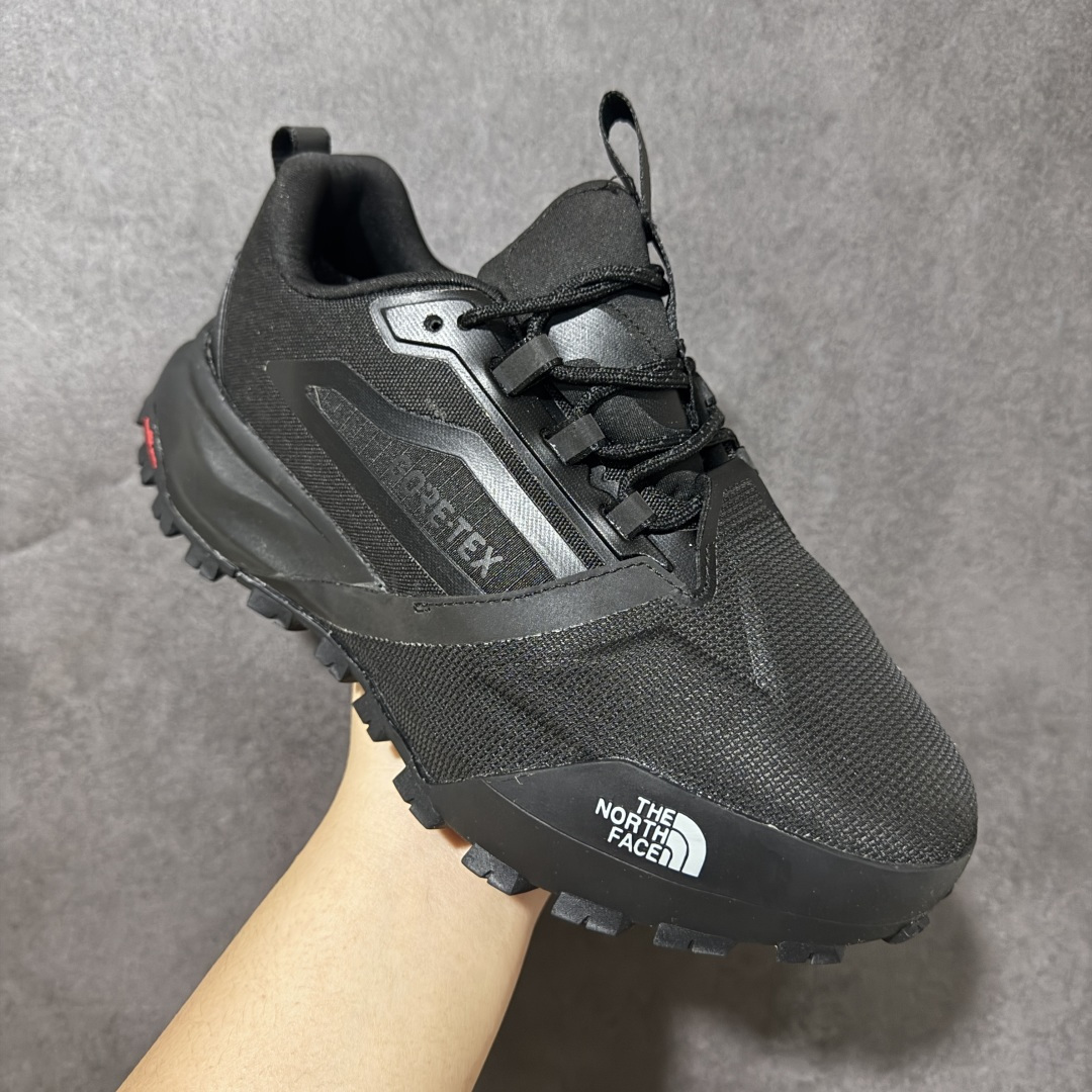 图片[3]-【公司级】北面The North Face Offtrail Tech GORE-TEX是北面推出的‌男款防水机能徒步/越野鞋‌，核心搭载‌GORE-TEX 防水透气膜‌与‌Surface CTRL®防滑大底‌，定位‌城市通勤与轻越野兼顾的耐用型鞋款‌。‌防水技术‌：采用‌不含 PFAS 的 GORE-TEX 薄膜‌（部分为三层结构），实现全天候防水透气；‌外底系统‌：‌Surface CTRL®橡胶大底‌，含约‌5mm 高抓地齿耳‌，兼顾湿滑路面与碎石地形牵引力；‌鞋面防护‌：前掌覆盖‌CORDURA®防撕裂面料‌，搭配‌Ballistic 橡胶鞋头‌及 TPU 加固，抗刮擦性强；‌支撑结构‌：内置‌SkyCore 一体式鞋头‌、加固后跟杯及适度落差（约‌4-6mm‌），提供稳定包裹与缓震。 货号：NF0A8ADYCII-085 尺码：40-45-选品中心