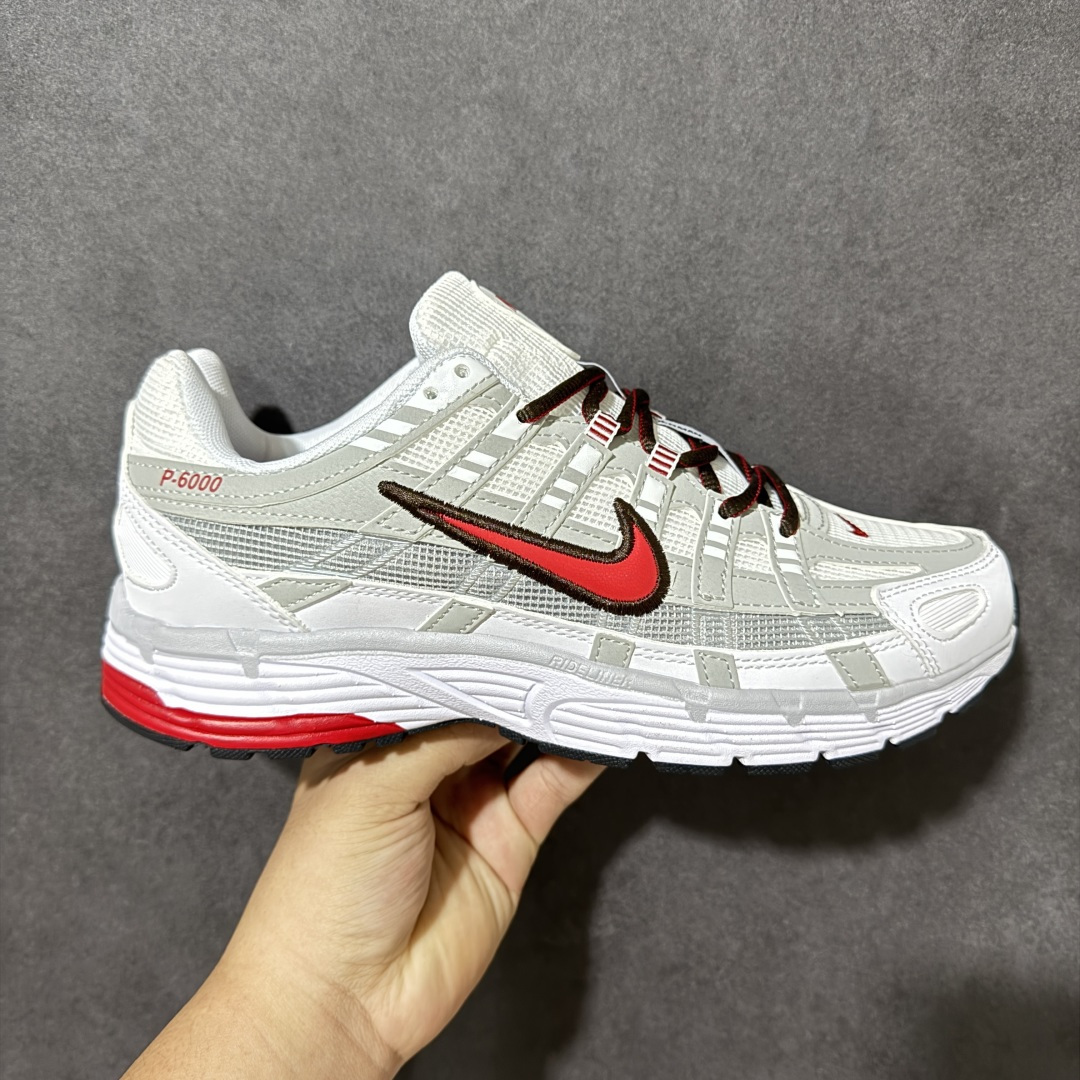 【公司级】耐克(NIKE)男女子休闲运动鞋 P-6000 Premium 轻便舒适透气防滑缓震耐磨跑步鞋。 P-6000 是一款植根于 2000 年代风格的混合款式，让人想起去年再次流行的 Zoom Vomero 5。采用透气网眼布搭配皮革和合成材质覆面，再现 21 世纪早期鞋款外观。活力配色打造时尚外观和运动美学，结合泡棉缓震配置，缔造非凡舒适的日常穿着体验。皮革、织物与合成材质组合鞋面，打造舒适支撑效果。沿袭 Nike Pegasus 25 和 Nike Pegasus 2006 的复古设计风格，泡棉中底，轻盈缓震，缓震鞋垫，带来舒适的足底体验，橡胶外底，铸就非凡抓地力。 货号：IR5279-100 尺码： 36 36.5 37.5 38 38.5 39 40 40.5 41 42 42.5 43 44 45 46-选品中心