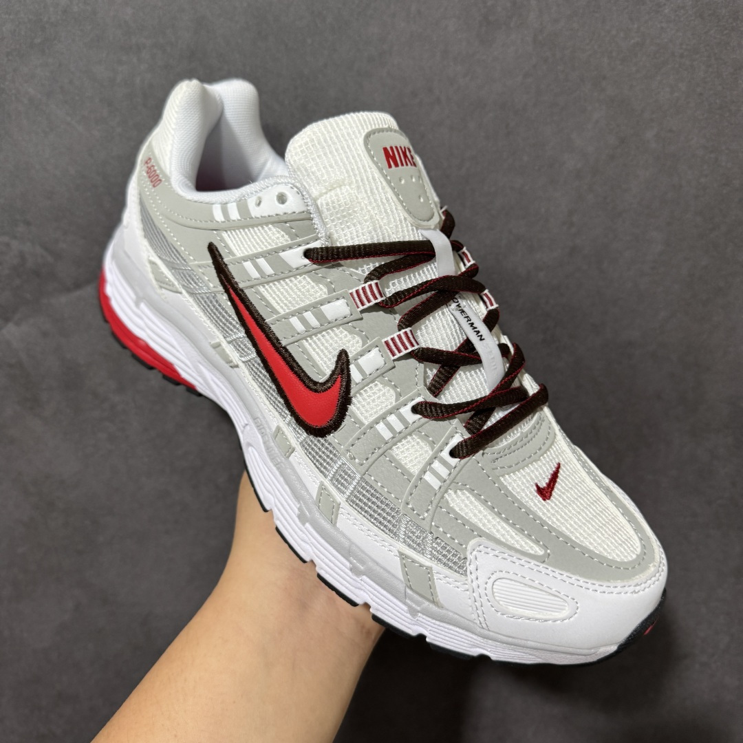 图片[3]-【公司级】耐克(NIKE)男女子休闲运动鞋 P-6000 Premium 轻便舒适透气防滑缓震耐磨跑步鞋。 P-6000 是一款植根于 2000 年代风格的混合款式，让人想起去年再次流行的 Zoom Vomero 5。采用透气网眼布搭配皮革和合成材质覆面，再现 21 世纪早期鞋款外观。活力配色打造时尚外观和运动美学，结合泡棉缓震配置，缔造非凡舒适的日常穿着体验。皮革、织物与合成材质组合鞋面，打造舒适支撑效果。沿袭 Nike Pegasus 25 和 Nike Pegasus 2006 的复古设计风格，泡棉中底，轻盈缓震，缓震鞋垫，带来舒适的足底体验，橡胶外底，铸就非凡抓地力。 货号：IR5279-100 尺码： 36 36.5 37.5 38 38.5 39 40 40.5 41 42 42.5 43 44 45 46-选品中心