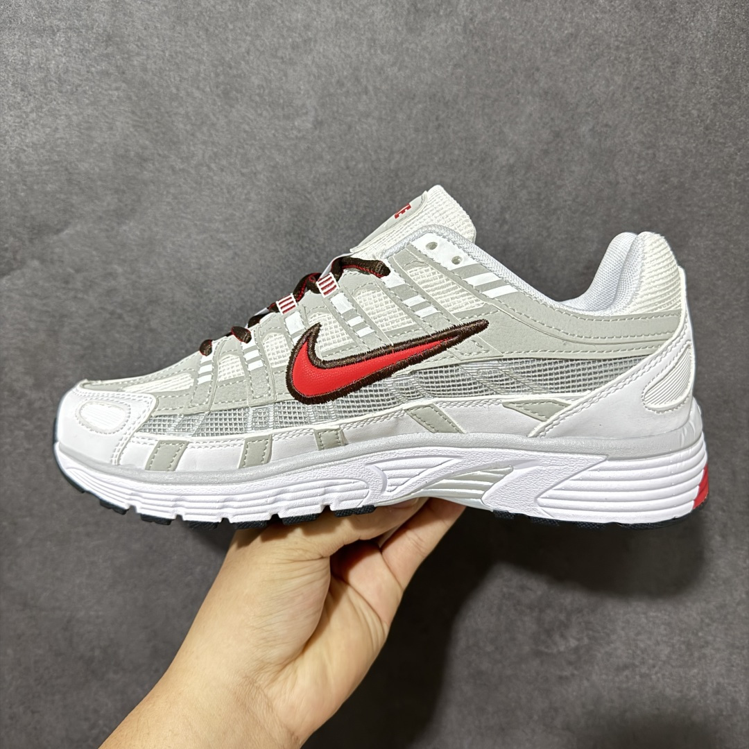 图片[2]-【公司级】耐克(NIKE)男女子休闲运动鞋 P-6000 Premium 轻便舒适透气防滑缓震耐磨跑步鞋。 P-6000 是一款植根于 2000 年代风格的混合款式，让人想起去年再次流行的 Zoom Vomero 5。采用透气网眼布搭配皮革和合成材质覆面，再现 21 世纪早期鞋款外观。活力配色打造时尚外观和运动美学，结合泡棉缓震配置，缔造非凡舒适的日常穿着体验。皮革、织物与合成材质组合鞋面，打造舒适支撑效果。沿袭 Nike Pegasus 25 和 Nike Pegasus 2006 的复古设计风格，泡棉中底，轻盈缓震，缓震鞋垫，带来舒适的足底体验，橡胶外底，铸就非凡抓地力。 货号：IR5279-100 尺码： 36 36.5 37.5 38 38.5 39 40 40.5 41 42 42.5 43 44 45 46-选品中心