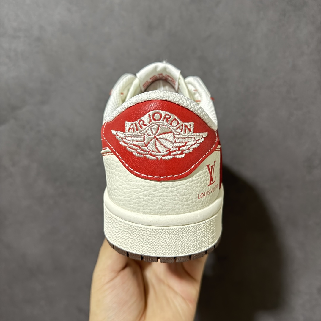 图片[4]-【定制版】”LV x Hello Kitty“ 联名定制款 米白底色撞色红棕，老花暗纹低调显贵气，延续Dunk Low经典低帮轮廓，脚感舒适，适配性广，既能打造街头潮流风，也能搭配休闲日常穿搭。Hello Kitty挂饰+经典鞋型，甜妹与潮人都能驾驭，头层皮质+生胶底，脚感舒适不挑穿搭，无论是约会还是炸街，这双都是回头率爆棚的C位选择！ 货号：HF0591-001 尺码：36-46带半码-选品中心