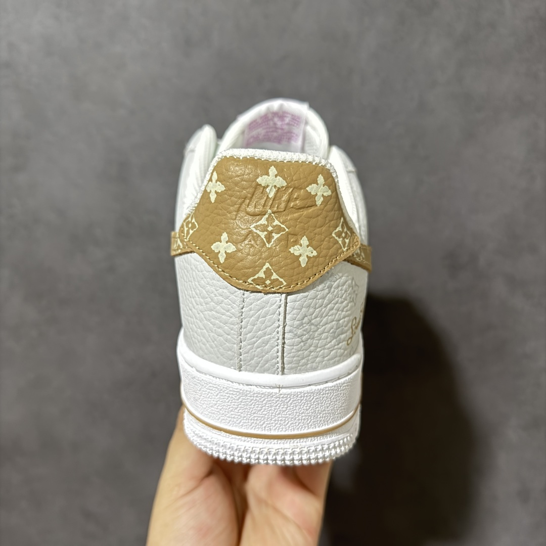 图片[4]-【公司级】轻奢格调 上脚吸睛 AIR FORCE 1，灰白拼色融合复古暗纹印花，棕色调Swoosh辨识度十足，搭配圆形R标金属吊饰氛围感拉满。细腻皮革面料触感高级，鞋身透气孔兼顾美观与实用性，经典Air中底柔软缓震，防滑橡胶大底稳固耐磨。清新复古风格适配长裤、短裙，一年四季百搭不出错。 货号：IV5732-100 尺码：36 36.5 37.5 38 38.5 39 40 40.5 41 42 42.5 43 44 44.5 45-选品中心