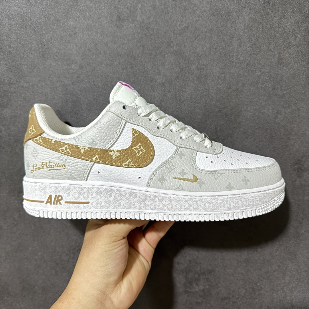 【公司级】轻奢格调 上脚吸睛 AIR FORCE 1，灰白拼色融合复古暗纹印花，棕色调Swoosh辨识度十足，搭配圆形R标金属吊饰氛围感拉满。细腻皮革面料触感高级，鞋身透气孔兼顾美观与实用性，经典Air中底柔软缓震，防滑橡胶大底稳固耐磨。清新复古风格适配长裤、短裙，一年四季百搭不出错。 货号：IV5732-100 尺码：36 36.5 37.5 38 38.5 39 40 40.5 41 42 42.5 43 44 44.5 45-选品中心