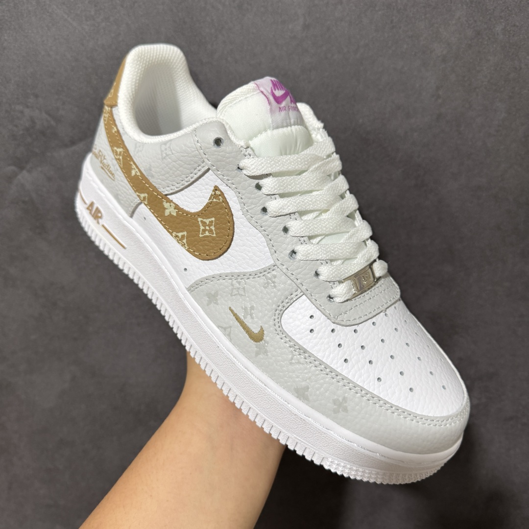 图片[3]-【公司级】轻奢格调 上脚吸睛 AIR FORCE 1，灰白拼色融合复古暗纹印花，棕色调Swoosh辨识度十足，搭配圆形R标金属吊饰氛围感拉满。细腻皮革面料触感高级，鞋身透气孔兼顾美观与实用性，经典Air中底柔软缓震，防滑橡胶大底稳固耐磨。清新复古风格适配长裤、短裙，一年四季百搭不出错。 货号：IV5732-100 尺码：36 36.5 37.5 38 38.5 39 40 40.5 41 42 42.5 43 44 44.5 45-选品中心