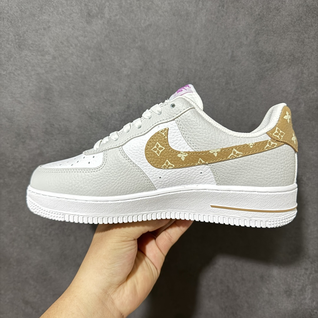 图片[2]-【公司级】轻奢格调 上脚吸睛 AIR FORCE 1，灰白拼色融合复古暗纹印花，棕色调Swoosh辨识度十足，搭配圆形R标金属吊饰氛围感拉满。细腻皮革面料触感高级，鞋身透气孔兼顾美观与实用性，经典Air中底柔软缓震，防滑橡胶大底稳固耐磨。清新复古风格适配长裤、短裙，一年四季百搭不出错。 货号：IV5732-100 尺码：36 36.5 37.5 38 38.5 39 40 40.5 41 42 42.5 43 44 44.5 45-选品中心