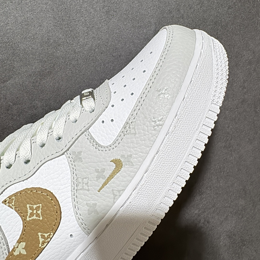 图片[8]-【公司级】轻奢格调 上脚吸睛 AIR FORCE 1，灰白拼色融合复古暗纹印花，棕色调Swoosh辨识度十足，搭配圆形R标金属吊饰氛围感拉满。细腻皮革面料触感高级，鞋身透气孔兼顾美观与实用性，经典Air中底柔软缓震，防滑橡胶大底稳固耐磨。清新复古风格适配长裤、短裙，一年四季百搭不出错。 货号：IV5732-100 尺码：36 36.5 37.5 38 38.5 39 40 40.5 41 42 42.5 43 44 44.5 45-选品中心