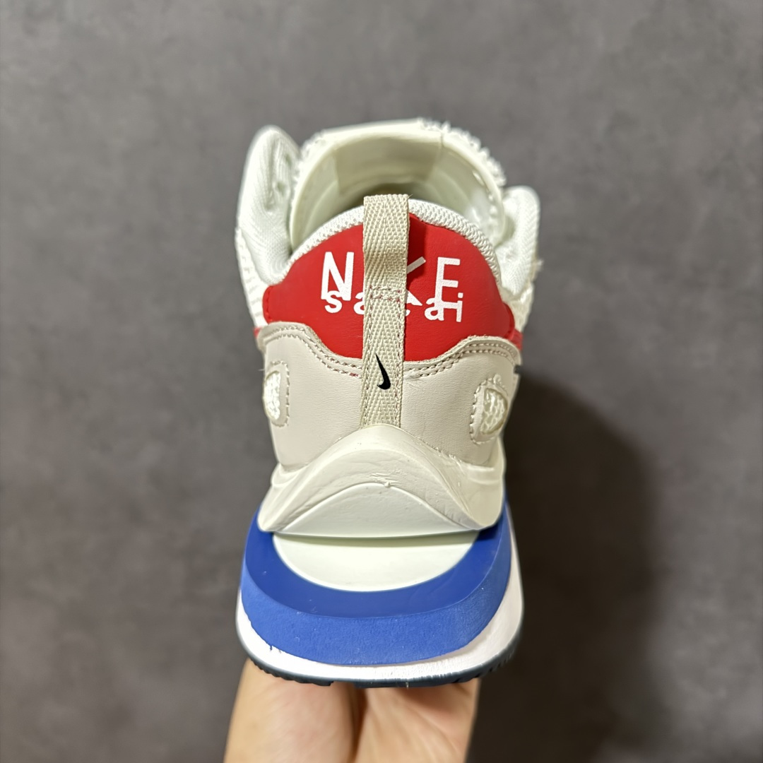 图片[4]-【公司级】Sacai x Nike VaporWaffle 华夫3.0圆头舒适低帮生活休闲鞋 – 鞋头设计：采用圆头设计，能够为脚趾提供较为充裕的空间，避免挤脚，穿着更加舒适，同时也使鞋型看起来更加饱满。 ​- 设计风格：作为sacai与Nike的联名款，该鞋款延续了sacai独特的解构主义设计风格，将Nike的经典元素进行重新组合与叠加，如双鞋舌、双鞋带、双Swoosh标志等，展现出强烈的层次感和独特的时尚感。 – 鞋底性能：中底采用双层泡沫中底，结合了Nike Vaporfly的现代中底技术和1983年Pegasus的复古中底设计，提供良好的缓震效果。外底为经典的Waffle华夫底，抓地力强，适合多种地面行走。 ​货号：CV1363-100 尺码：36-47.5-选品中心