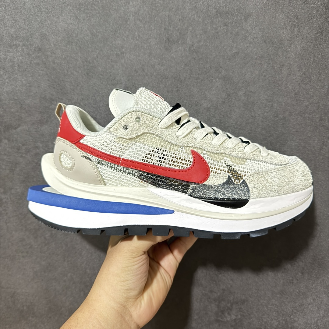 【公司级】Sacai x Nike VaporWaffle 华夫3.0圆头舒适低帮生活休闲鞋 - 鞋头设计：采用圆头设计，能够为脚趾提供较为充裕的空间，避免挤脚，穿着更加舒适，同时也使鞋型看起来更加饱满。 ​- 设计风格：作为sacai与Nike的联名款，该鞋款延续了sacai独特的解构主义设计风格，将Nike的经典元素进行重新组合与叠加，如双鞋舌、双鞋带、双Swoosh标志等，展现出强烈的层次感和独特的时尚感。 - 鞋底性能：中底采用双层泡沫中底，结合了Nike Vaporfly的现代中底技术和1983年Pegasus的复古中底设计，提供良好的缓震效果。外底为经典的Waffle华夫底，抓地力强，适合多种地面行走。 ​货号：CV1363-100 尺码：36-47.5-选品中心