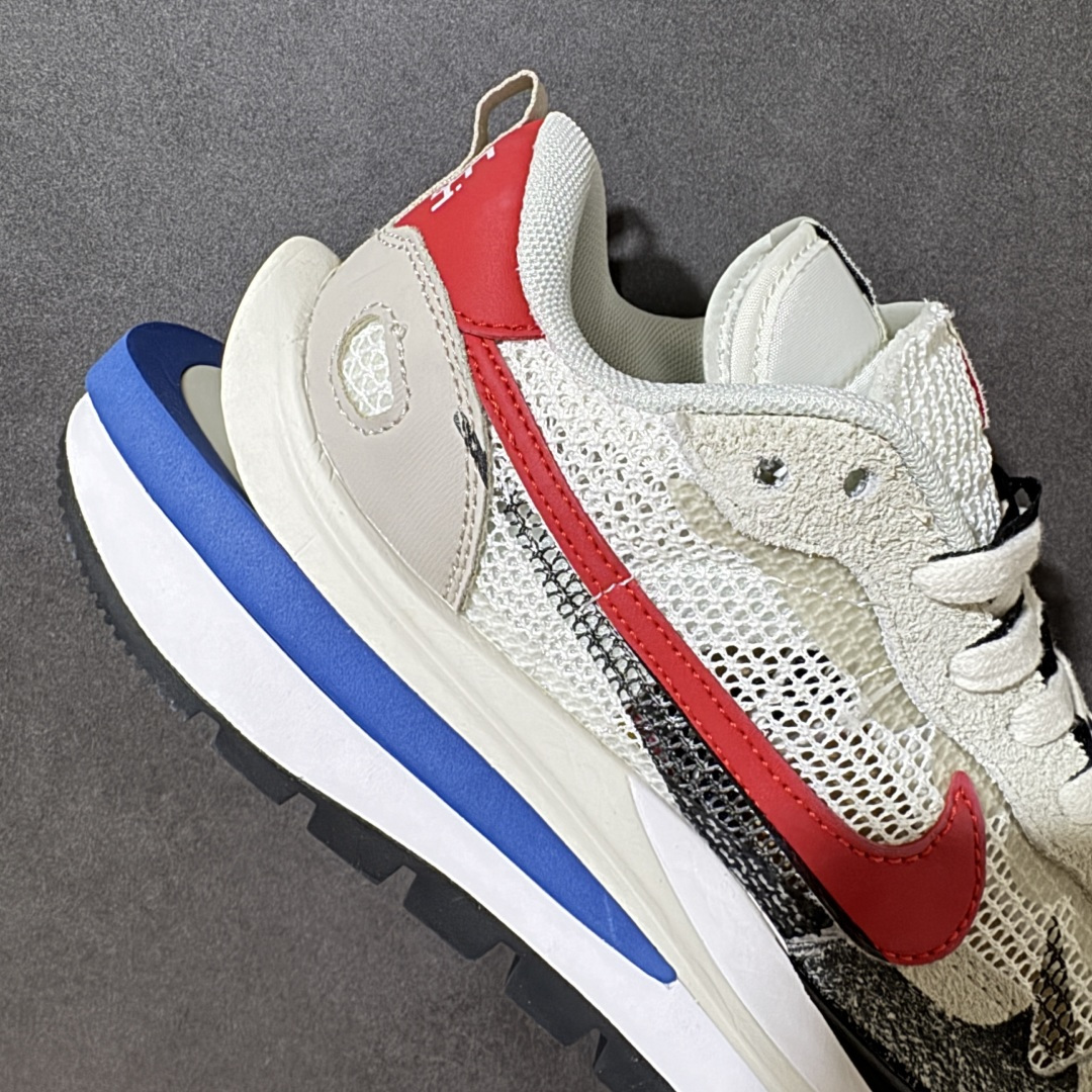 图片[7]-【公司级】Sacai x Nike VaporWaffle 华夫3.0圆头舒适低帮生活休闲鞋 – 鞋头设计：采用圆头设计，能够为脚趾提供较为充裕的空间，避免挤脚，穿着更加舒适，同时也使鞋型看起来更加饱满。 ​- 设计风格：作为sacai与Nike的联名款，该鞋款延续了sacai独特的解构主义设计风格，将Nike的经典元素进行重新组合与叠加，如双鞋舌、双鞋带、双Swoosh标志等，展现出强烈的层次感和独特的时尚感。 – 鞋底性能：中底采用双层泡沫中底，结合了Nike Vaporfly的现代中底技术和1983年Pegasus的复古中底设计，提供良好的缓震效果。外底为经典的Waffle华夫底，抓地力强，适合多种地面行走。 ​货号：CV1363-100 尺码：36-47.5-选品中心