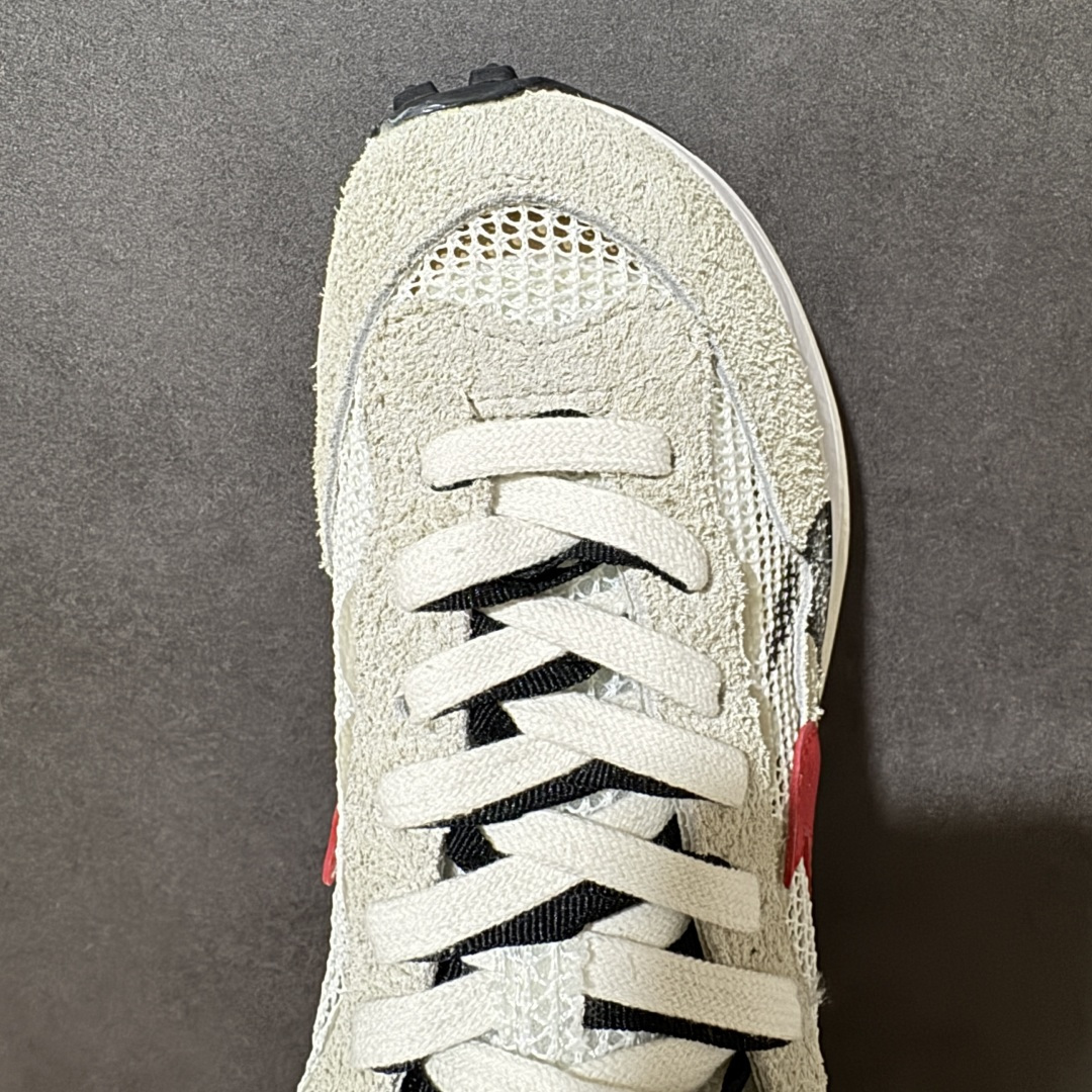图片[5]-【公司级】Sacai x Nike VaporWaffle 华夫3.0圆头舒适低帮生活休闲鞋 – 鞋头设计：采用圆头设计，能够为脚趾提供较为充裕的空间，避免挤脚，穿着更加舒适，同时也使鞋型看起来更加饱满。 ​- 设计风格：作为sacai与Nike的联名款，该鞋款延续了sacai独特的解构主义设计风格，将Nike的经典元素进行重新组合与叠加，如双鞋舌、双鞋带、双Swoosh标志等，展现出强烈的层次感和独特的时尚感。 – 鞋底性能：中底采用双层泡沫中底，结合了Nike Vaporfly的现代中底技术和1983年Pegasus的复古中底设计，提供良好的缓震效果。外底为经典的Waffle华夫底，抓地力强，适合多种地面行走。 ​货号：CV1363-100 尺码：36-47.5-选品中心