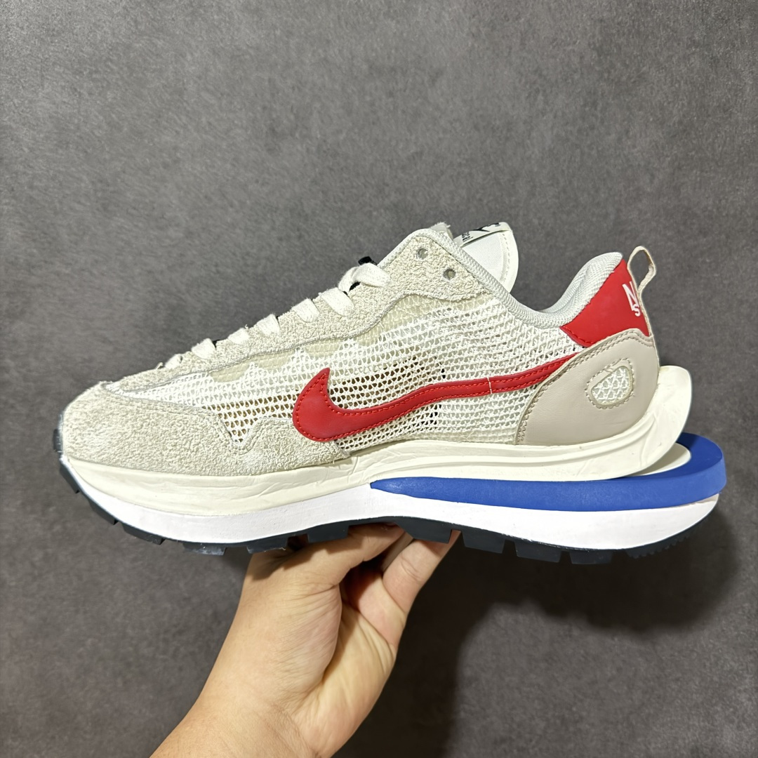 图片[2]-【公司级】Sacai x Nike VaporWaffle 华夫3.0圆头舒适低帮生活休闲鞋 – 鞋头设计：采用圆头设计，能够为脚趾提供较为充裕的空间，避免挤脚，穿着更加舒适，同时也使鞋型看起来更加饱满。 ​- 设计风格：作为sacai与Nike的联名款，该鞋款延续了sacai独特的解构主义设计风格，将Nike的经典元素进行重新组合与叠加，如双鞋舌、双鞋带、双Swoosh标志等，展现出强烈的层次感和独特的时尚感。 – 鞋底性能：中底采用双层泡沫中底，结合了Nike Vaporfly的现代中底技术和1983年Pegasus的复古中底设计，提供良好的缓震效果。外底为经典的Waffle华夫底，抓地力强，适合多种地面行走。 ​货号：CV1363-100 尺码：36-47.5-选品中心