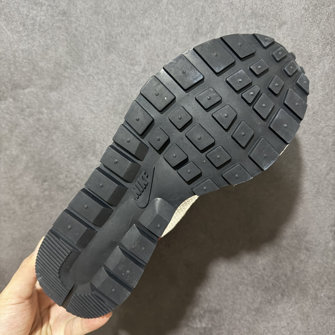 图片[9]-【公司级】Sacai x Nike VaporWaffle 华夫3.0圆头舒适低帮生活休闲鞋 – 鞋头设计：采用圆头设计，能够为脚趾提供较为充裕的空间，避免挤脚，穿着更加舒适，同时也使鞋型看起来更加饱满。 ​- 设计风格：作为sacai与Nike的联名款，该鞋款延续了sacai独特的解构主义设计风格，将Nike的经典元素进行重新组合与叠加，如双鞋舌、双鞋带、双Swoosh标志等，展现出强烈的层次感和独特的时尚感。 – 鞋底性能：中底采用双层泡沫中底，结合了Nike Vaporfly的现代中底技术和1983年Pegasus的复古中底设计，提供良好的缓震效果。外底为经典的Waffle华夫底，抓地力强，适合多种地面行走。 ​货号：CV1363-100 尺码：36-47.5-选品中心