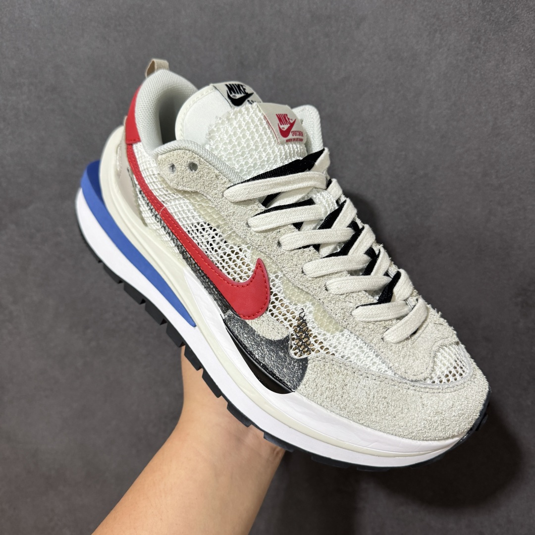 图片[3]-【公司级】Sacai x Nike VaporWaffle 华夫3.0圆头舒适低帮生活休闲鞋 – 鞋头设计：采用圆头设计，能够为脚趾提供较为充裕的空间，避免挤脚，穿着更加舒适，同时也使鞋型看起来更加饱满。 ​- 设计风格：作为sacai与Nike的联名款，该鞋款延续了sacai独特的解构主义设计风格，将Nike的经典元素进行重新组合与叠加，如双鞋舌、双鞋带、双Swoosh标志等，展现出强烈的层次感和独特的时尚感。 – 鞋底性能：中底采用双层泡沫中底，结合了Nike Vaporfly的现代中底技术和1983年Pegasus的复古中底设计，提供良好的缓震效果。外底为经典的Waffle华夫底，抓地力强，适合多种地面行走。 ​货号：CV1363-100 尺码：36-47.5-选品中心