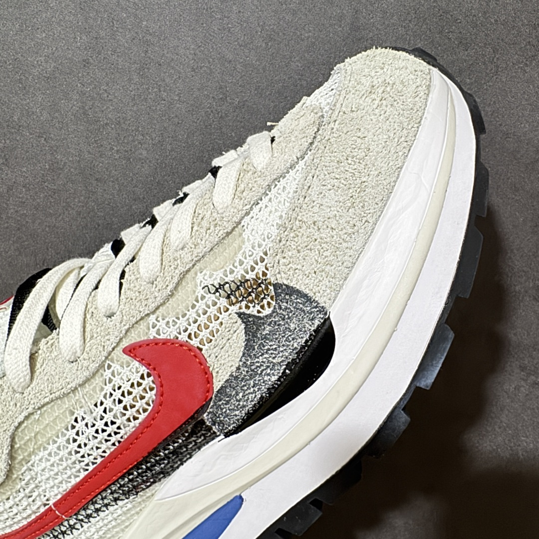 图片[8]-【公司级】Sacai x Nike VaporWaffle 华夫3.0圆头舒适低帮生活休闲鞋 – 鞋头设计：采用圆头设计，能够为脚趾提供较为充裕的空间，避免挤脚，穿着更加舒适，同时也使鞋型看起来更加饱满。 ​- 设计风格：作为sacai与Nike的联名款，该鞋款延续了sacai独特的解构主义设计风格，将Nike的经典元素进行重新组合与叠加，如双鞋舌、双鞋带、双Swoosh标志等，展现出强烈的层次感和独特的时尚感。 – 鞋底性能：中底采用双层泡沫中底，结合了Nike Vaporfly的现代中底技术和1983年Pegasus的复古中底设计，提供良好的缓震效果。外底为经典的Waffle华夫底，抓地力强，适合多种地面行走。 ​货号：CV1363-100 尺码：36-47.5-选品中心