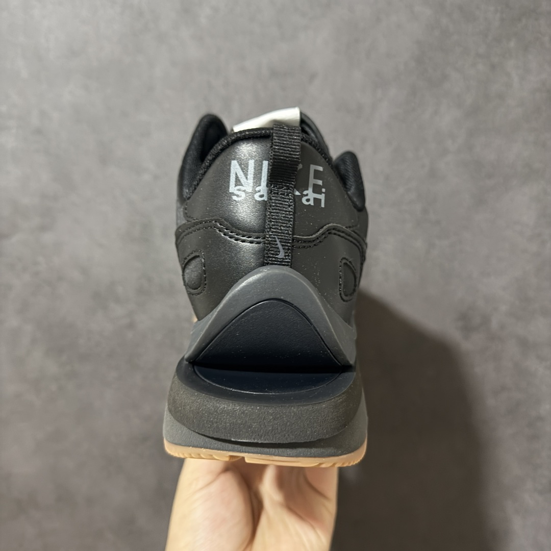图片[4]-【公司级】Sacai x Nike VaporWaffle 华夫3.0圆头舒适低帮生活休闲鞋 – 鞋头设计：采用圆头设计，能够为脚趾提供较为充裕的空间，避免挤脚，穿着更加舒适，同时也使鞋型看起来更加饱满。 ​- 设计风格：作为sacai与Nike的联名款，该鞋款延续了sacai独特的解构主义设计风格，将Nike的经典元素进行重新组合与叠加，如双鞋舌、双鞋带、双Swoosh标志等，展现出强烈的层次感和独特的时尚感。 – 鞋底性能：中底采用双层泡沫中底，结合了Nike Vaporfly的现代中底技术和1983年Pegasus的复古中底设计，提供良好的缓震效果。外底为经典的Waffle华夫底，抓地力强，适合多种地面行走。 ​货号：DD1875-001 尺码：36-47.5-选品中心