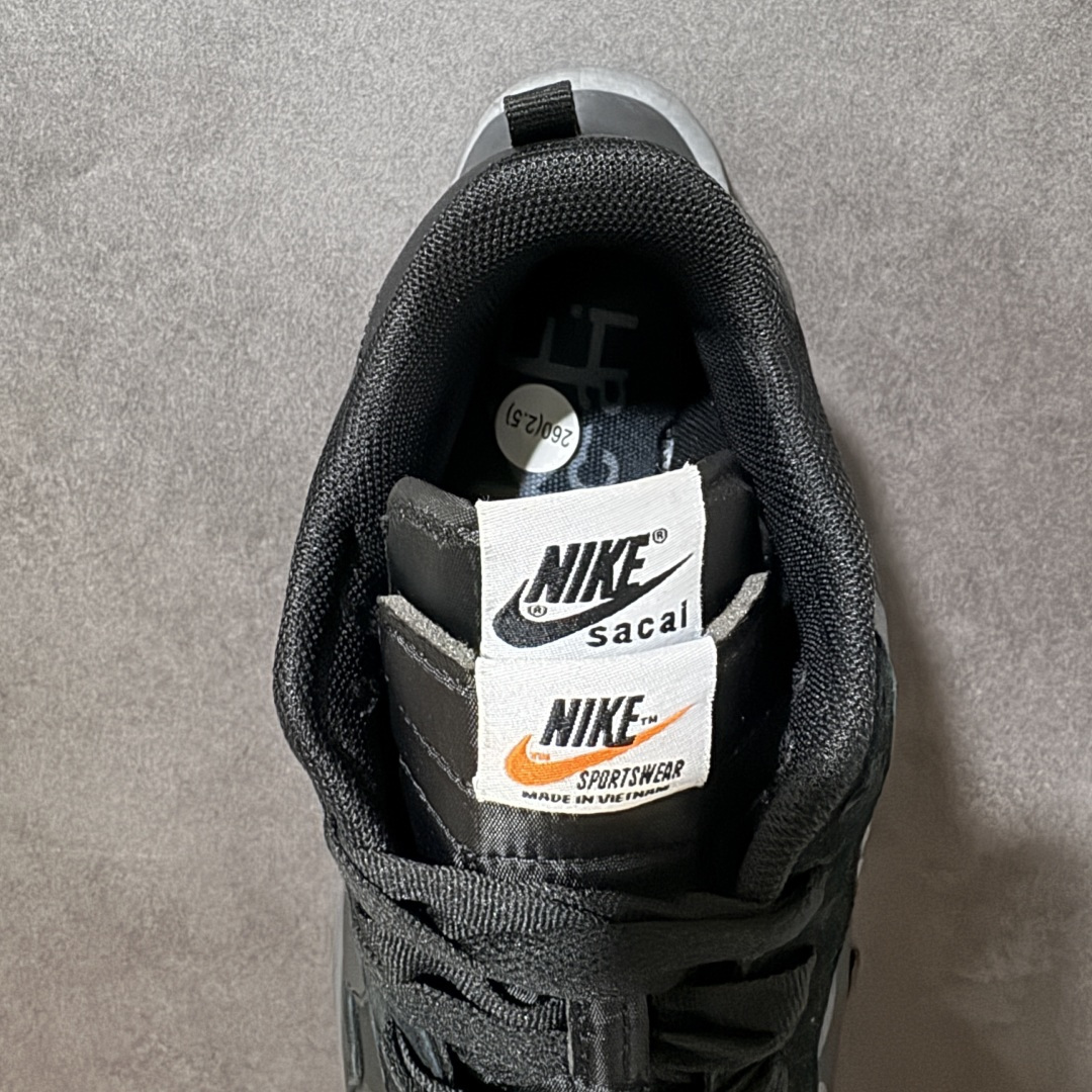 图片[6]-【公司级】Sacai x Nike VaporWaffle 华夫3.0圆头舒适低帮生活休闲鞋 – 鞋头设计：采用圆头设计，能够为脚趾提供较为充裕的空间，避免挤脚，穿着更加舒适，同时也使鞋型看起来更加饱满。 ​- 设计风格：作为sacai与Nike的联名款，该鞋款延续了sacai独特的解构主义设计风格，将Nike的经典元素进行重新组合与叠加，如双鞋舌、双鞋带、双Swoosh标志等，展现出强烈的层次感和独特的时尚感。 – 鞋底性能：中底采用双层泡沫中底，结合了Nike Vaporfly的现代中底技术和1983年Pegasus的复古中底设计，提供良好的缓震效果。外底为经典的Waffle华夫底，抓地力强，适合多种地面行走。 ​货号：DD1875-001 尺码：36-47.5-选品中心