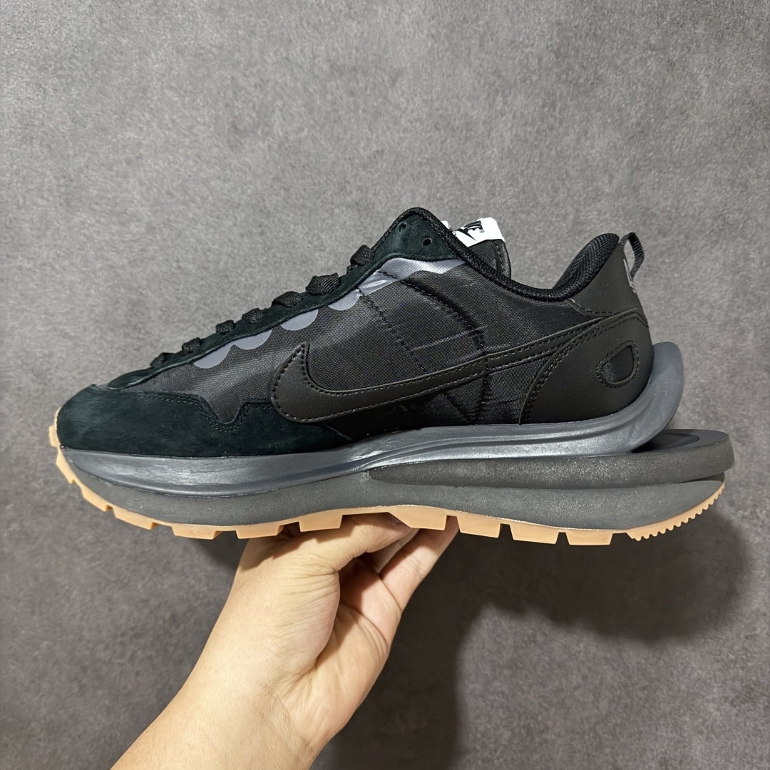 图片[2]-【公司级】Sacai x Nike VaporWaffle 华夫3.0圆头舒适低帮生活休闲鞋 – 鞋头设计：采用圆头设计，能够为脚趾提供较为充裕的空间，避免挤脚，穿着更加舒适，同时也使鞋型看起来更加饱满。 ​- 设计风格：作为sacai与Nike的联名款，该鞋款延续了sacai独特的解构主义设计风格，将Nike的经典元素进行重新组合与叠加，如双鞋舌、双鞋带、双Swoosh标志等，展现出强烈的层次感和独特的时尚感。 – 鞋底性能：中底采用双层泡沫中底，结合了Nike Vaporfly的现代中底技术和1983年Pegasus的复古中底设计，提供良好的缓震效果。外底为经典的Waffle华夫底，抓地力强，适合多种地面行走。 ​货号：DD1875-001 尺码：36-47.5-选品中心