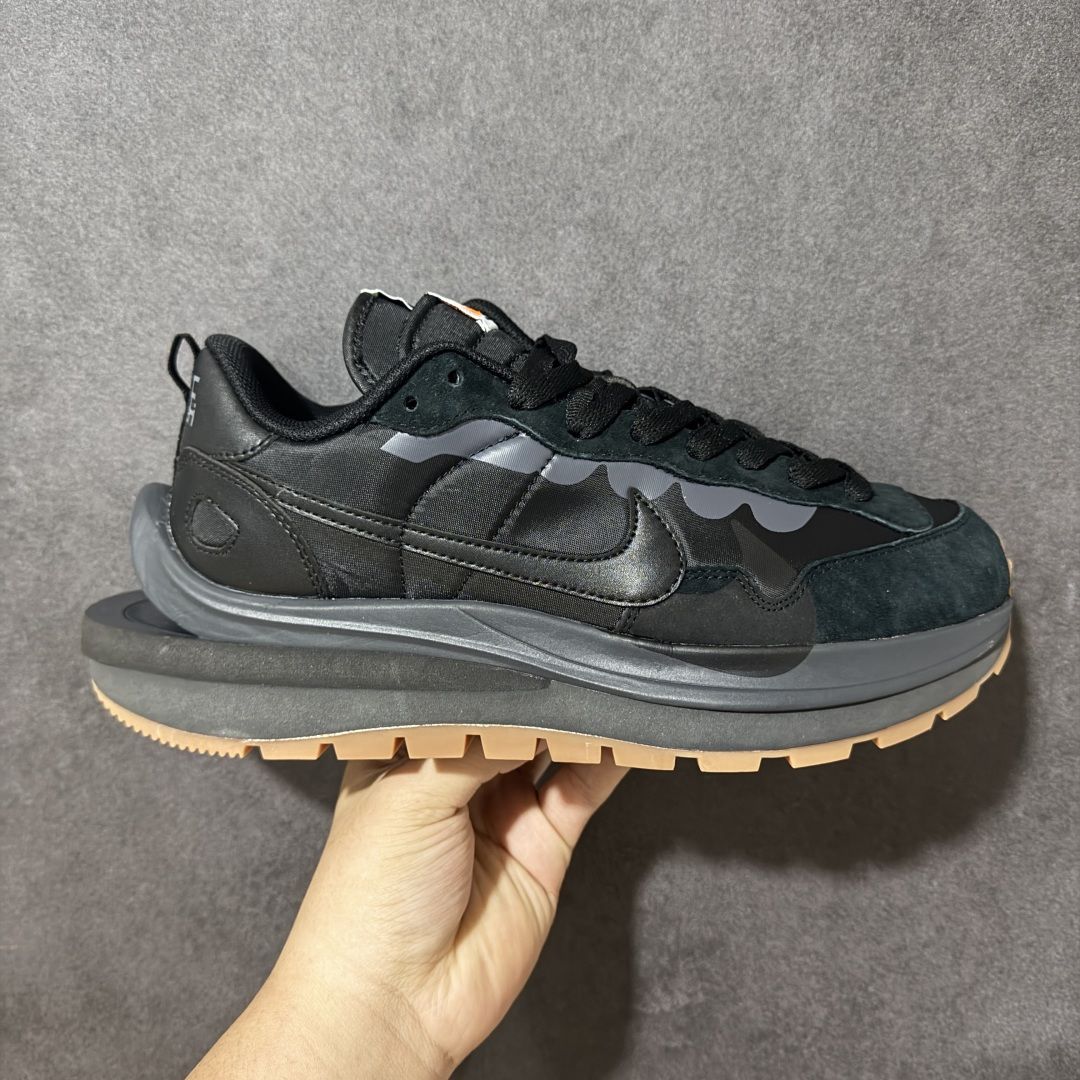 【公司级】Sacai x Nike VaporWaffle 华夫3.0圆头舒适低帮生活休闲鞋 - 鞋头设计：采用圆头设计，能够为脚趾提供较为充裕的空间，避免挤脚，穿着更加舒适，同时也使鞋型看起来更加饱满。 ​- 设计风格：作为sacai与Nike的联名款，该鞋款延续了sacai独特的解构主义设计风格，将Nike的经典元素进行重新组合与叠加，如双鞋舌、双鞋带、双Swoosh标志等，展现出强烈的层次感和独特的时尚感。 - 鞋底性能：中底采用双层泡沫中底，结合了Nike Vaporfly的现代中底技术和1983年Pegasus的复古中底设计，提供良好的缓震效果。外底为经典的Waffle华夫底，抓地力强，适合多种地面行走。 ​货号：DD1875-001 尺码：36-47.5-选品中心