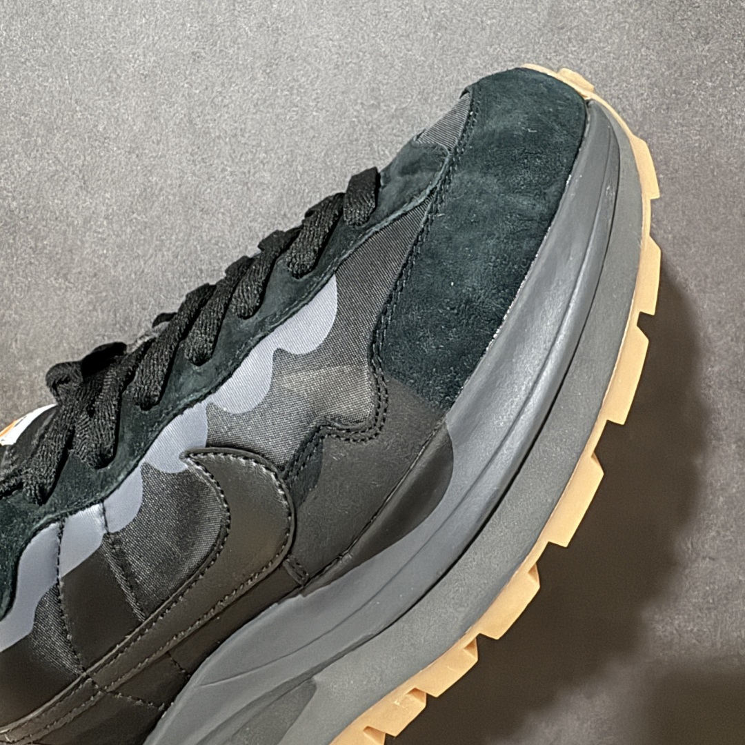图片[8]-【公司级】Sacai x Nike VaporWaffle 华夫3.0圆头舒适低帮生活休闲鞋 – 鞋头设计：采用圆头设计，能够为脚趾提供较为充裕的空间，避免挤脚，穿着更加舒适，同时也使鞋型看起来更加饱满。 ​- 设计风格：作为sacai与Nike的联名款，该鞋款延续了sacai独特的解构主义设计风格，将Nike的经典元素进行重新组合与叠加，如双鞋舌、双鞋带、双Swoosh标志等，展现出强烈的层次感和独特的时尚感。 – 鞋底性能：中底采用双层泡沫中底，结合了Nike Vaporfly的现代中底技术和1983年Pegasus的复古中底设计，提供良好的缓震效果。外底为经典的Waffle华夫底，抓地力强，适合多种地面行走。 ​货号：DD1875-001 尺码：36-47.5-选品中心