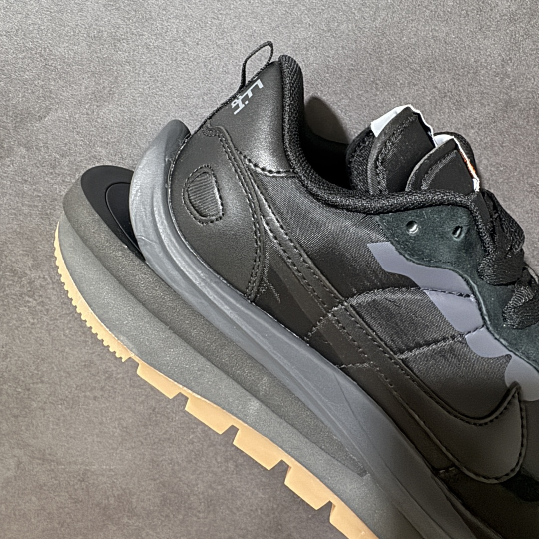 图片[7]-【公司级】Sacai x Nike VaporWaffle 华夫3.0圆头舒适低帮生活休闲鞋 – 鞋头设计：采用圆头设计，能够为脚趾提供较为充裕的空间，避免挤脚，穿着更加舒适，同时也使鞋型看起来更加饱满。 ​- 设计风格：作为sacai与Nike的联名款，该鞋款延续了sacai独特的解构主义设计风格，将Nike的经典元素进行重新组合与叠加，如双鞋舌、双鞋带、双Swoosh标志等，展现出强烈的层次感和独特的时尚感。 – 鞋底性能：中底采用双层泡沫中底，结合了Nike Vaporfly的现代中底技术和1983年Pegasus的复古中底设计，提供良好的缓震效果。外底为经典的Waffle华夫底，抓地力强，适合多种地面行走。 ​货号：DD1875-001 尺码：36-47.5-选品中心