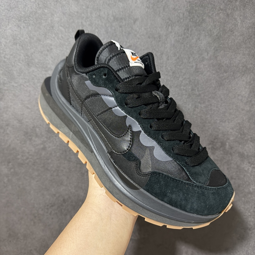 图片[3]-【公司级】Sacai x Nike VaporWaffle 华夫3.0圆头舒适低帮生活休闲鞋 – 鞋头设计：采用圆头设计，能够为脚趾提供较为充裕的空间，避免挤脚，穿着更加舒适，同时也使鞋型看起来更加饱满。 ​- 设计风格：作为sacai与Nike的联名款，该鞋款延续了sacai独特的解构主义设计风格，将Nike的经典元素进行重新组合与叠加，如双鞋舌、双鞋带、双Swoosh标志等，展现出强烈的层次感和独特的时尚感。 – 鞋底性能：中底采用双层泡沫中底，结合了Nike Vaporfly的现代中底技术和1983年Pegasus的复古中底设计，提供良好的缓震效果。外底为经典的Waffle华夫底，抓地力强，适合多种地面行走。 ​货号：DD1875-001 尺码：36-47.5-选品中心